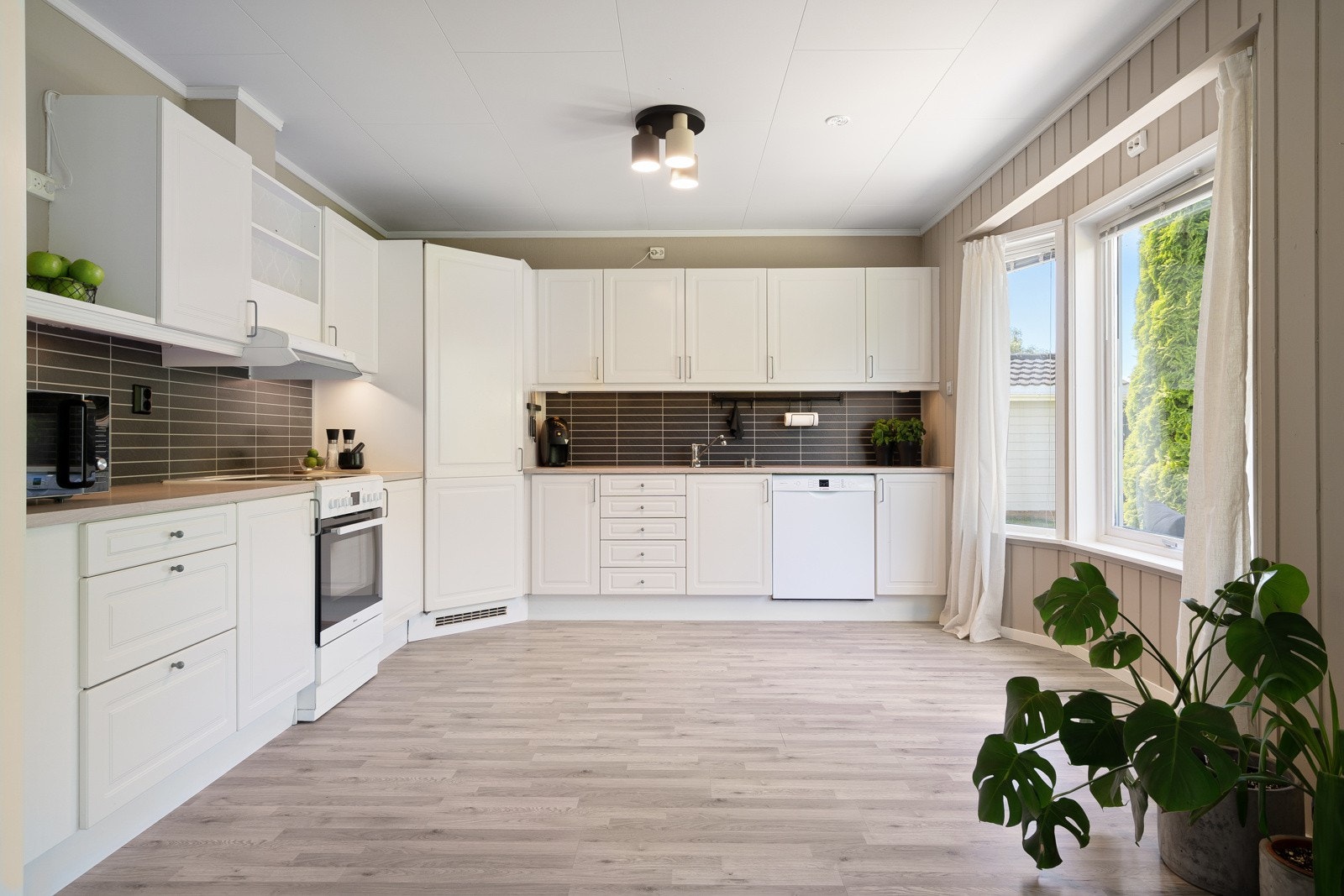 Åpen kjøkkenløsning med en tidløs innredning. Galleribilde