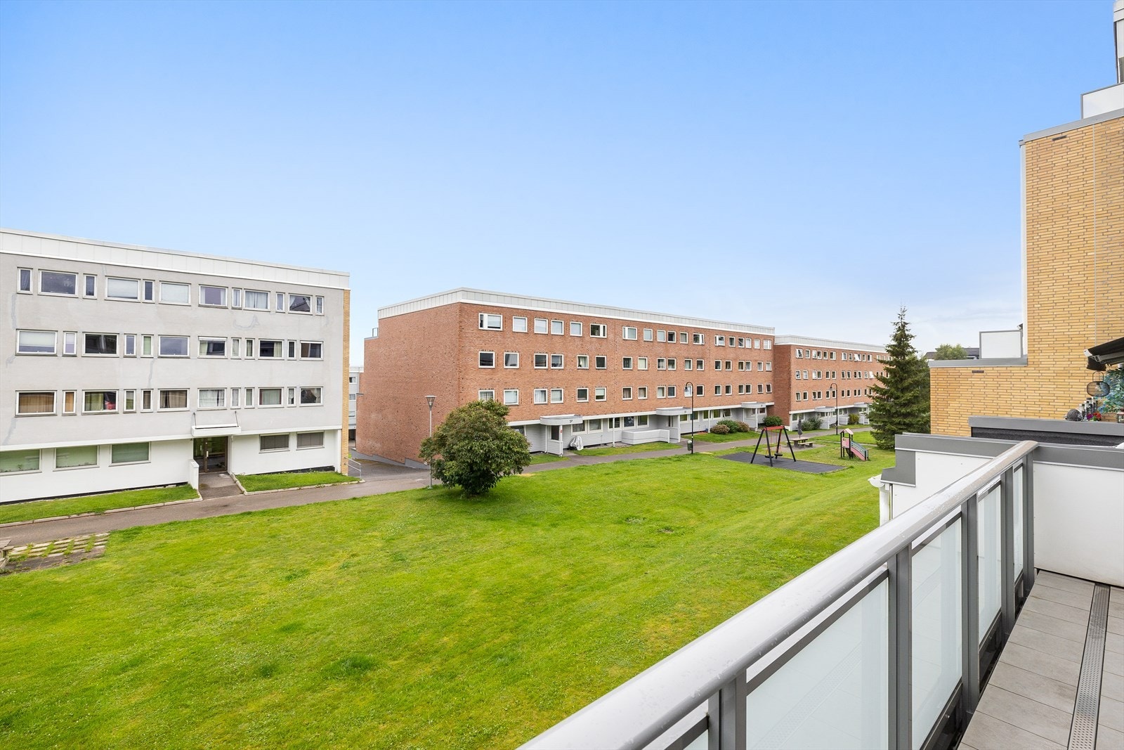 Det er god plass til utemøblement, og i overbygget er det montert en bred markise som sørger for brukstid selv i litt ruskevær. Galleribilde