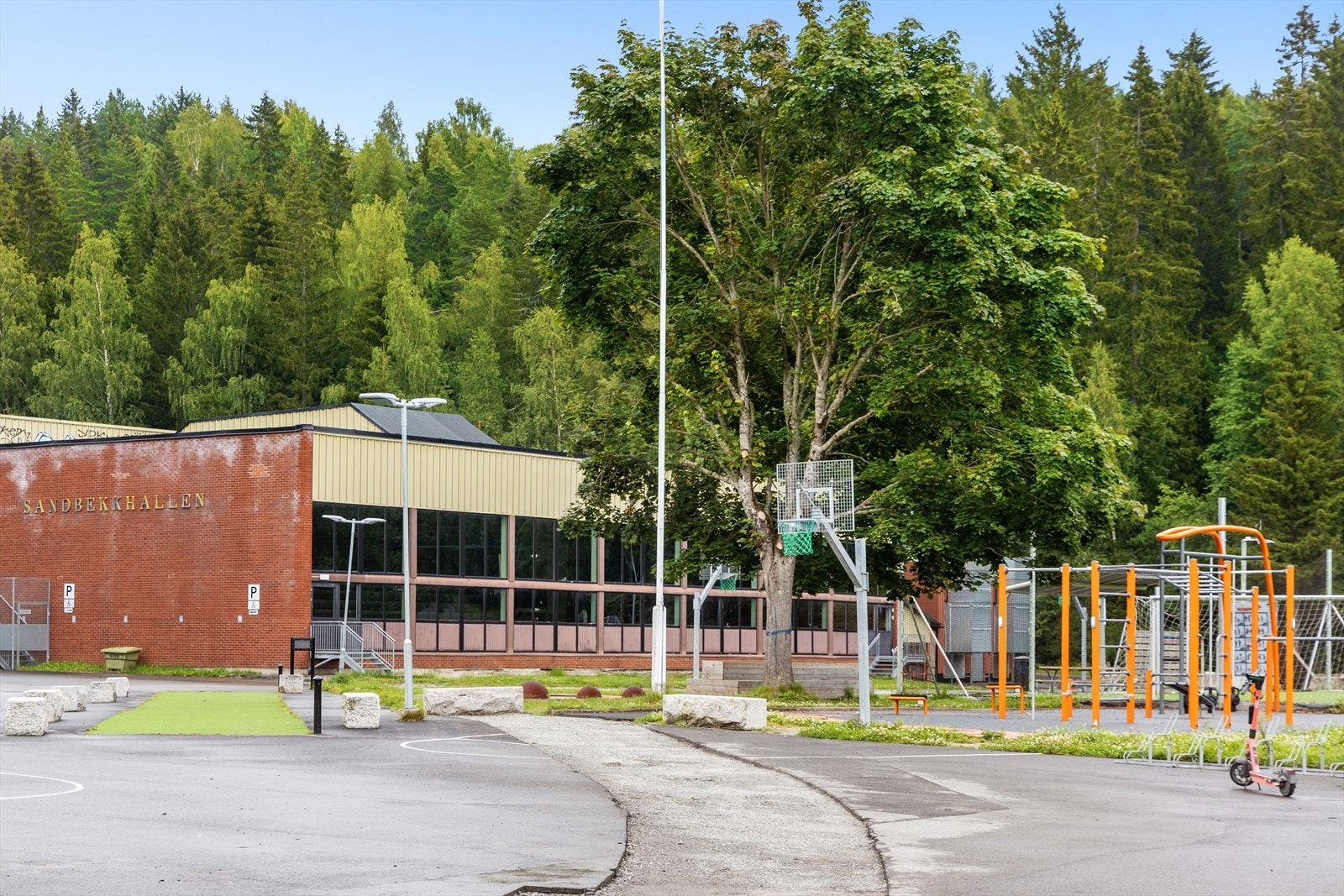 Kort vei fra boligen har man Sandbekkhallen med flerbrukshall og svømmehall. Galleribilde