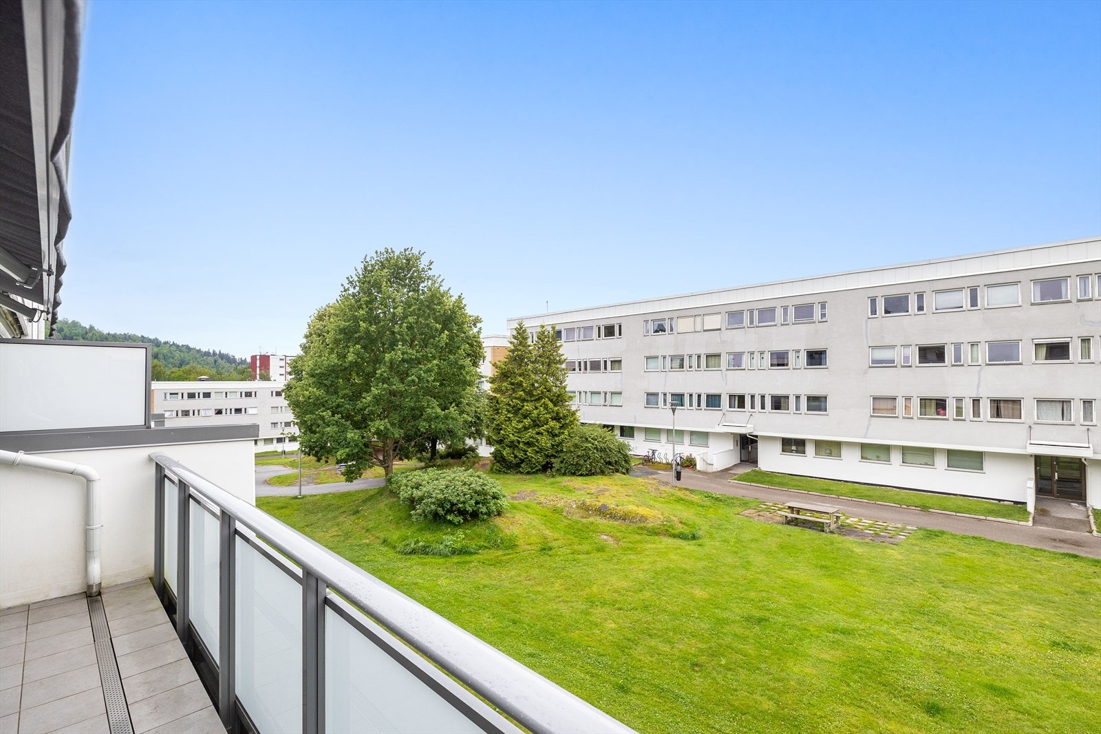 Her er solforholdene gode, og det er fint utsyn over de grønne, velstelte fellesarealene. Galleribilde