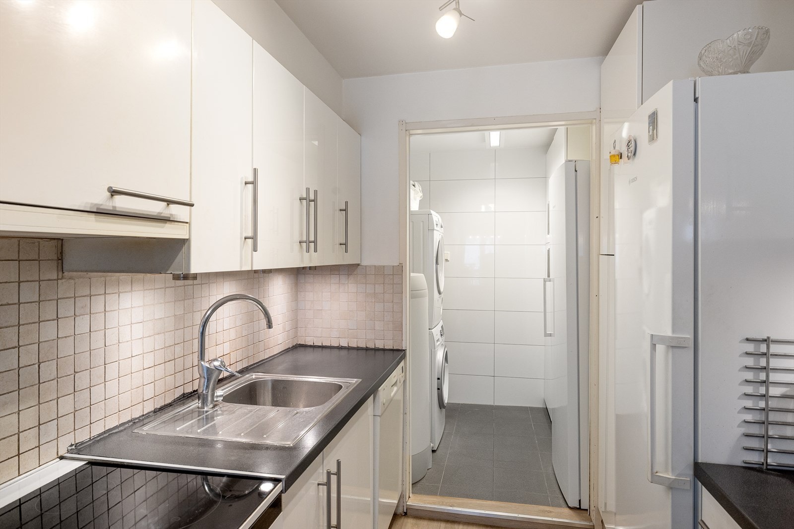 I tilknytning kjøkken har man leilighetens vaskerom. Galleribilde