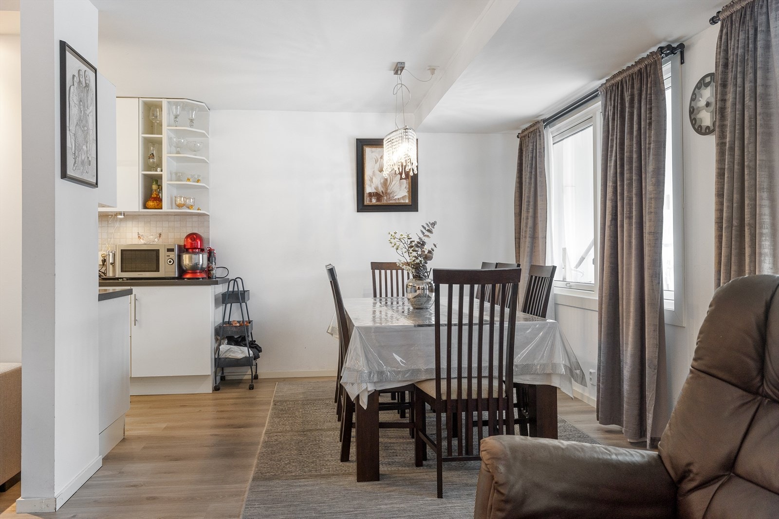 Stuen byr på gode møbleringsmuligheter. Galleribilde