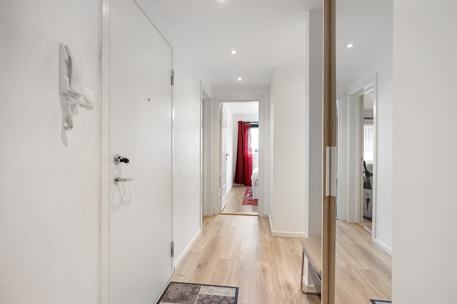 Entreen har hvitmalte vegger, downlights i himling og lys, enstavs laminat på gulv. Galleribilde