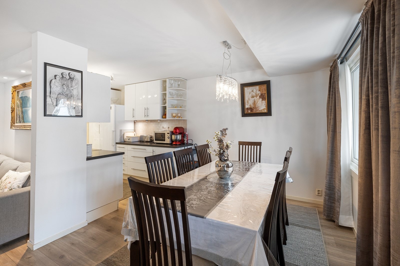 I overgangen til kjøkkenet er det rom for å samle familien til hyggelige måltider. Galleribilde