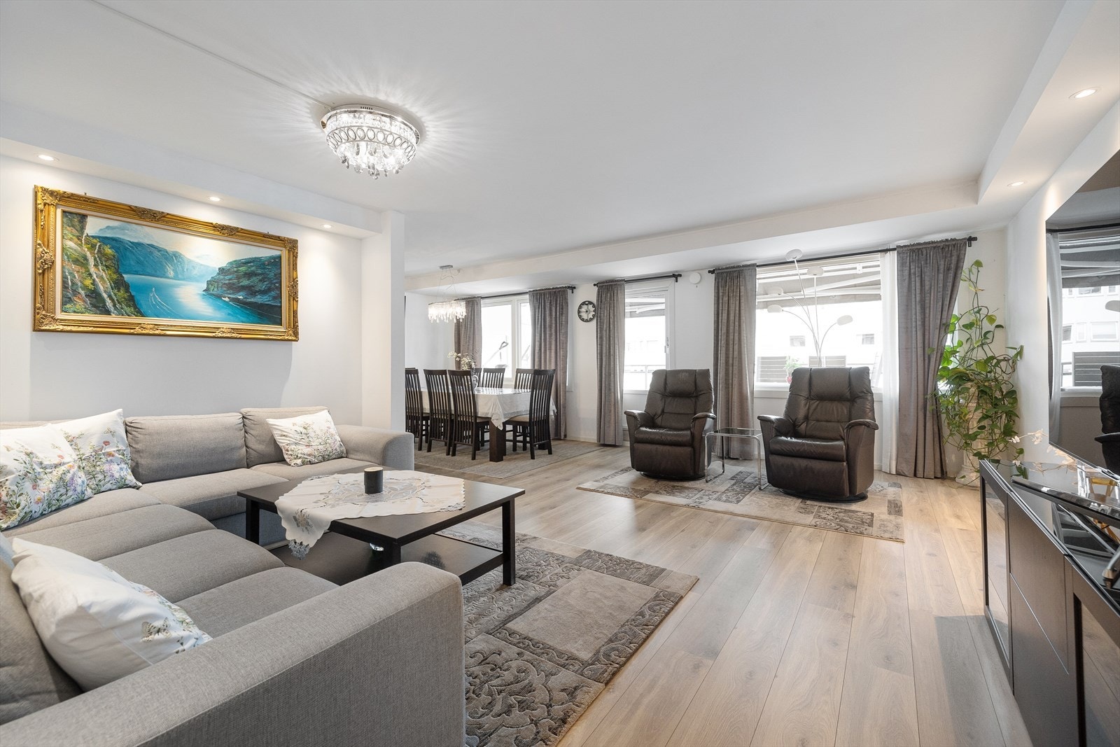 Stuen ligger i åpen løsning med kjøkkenet, og sammen danner de et luftig og innbydende allrom med god møbleringsfrihet. Galleribilde