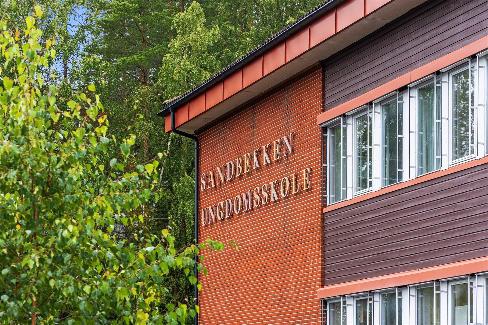 Fra eiendommen er det kort gangavstand til Blystadlia barneskole og Sandbekken ungdomsskole. Det finnes også flere videregående skoler i nærliggende områder. Galleribilde