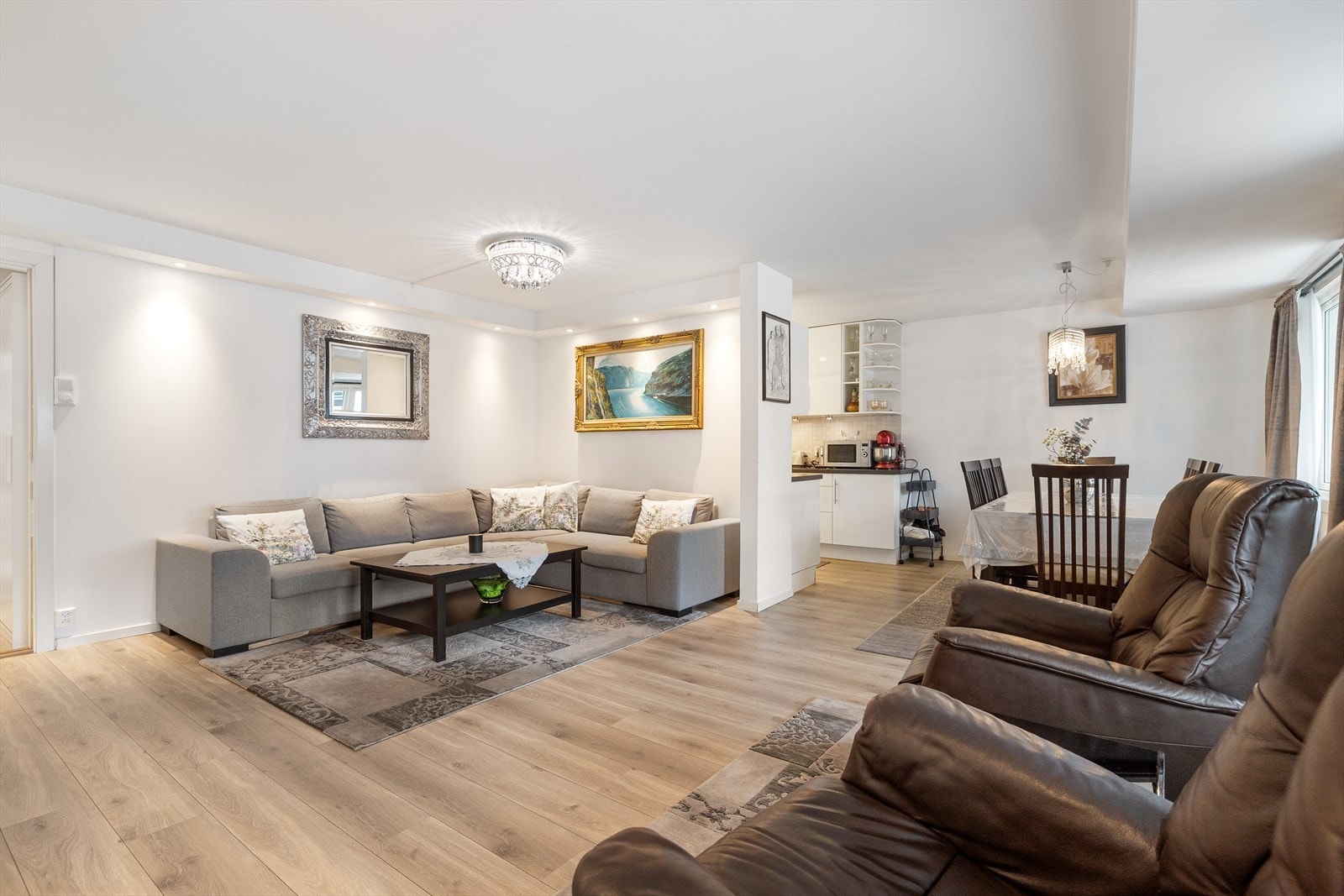 Aktiv Eiendomsmegling ved Kamilla Schau ønsker velkommen til Elgtråkket 9C. Galleribilde