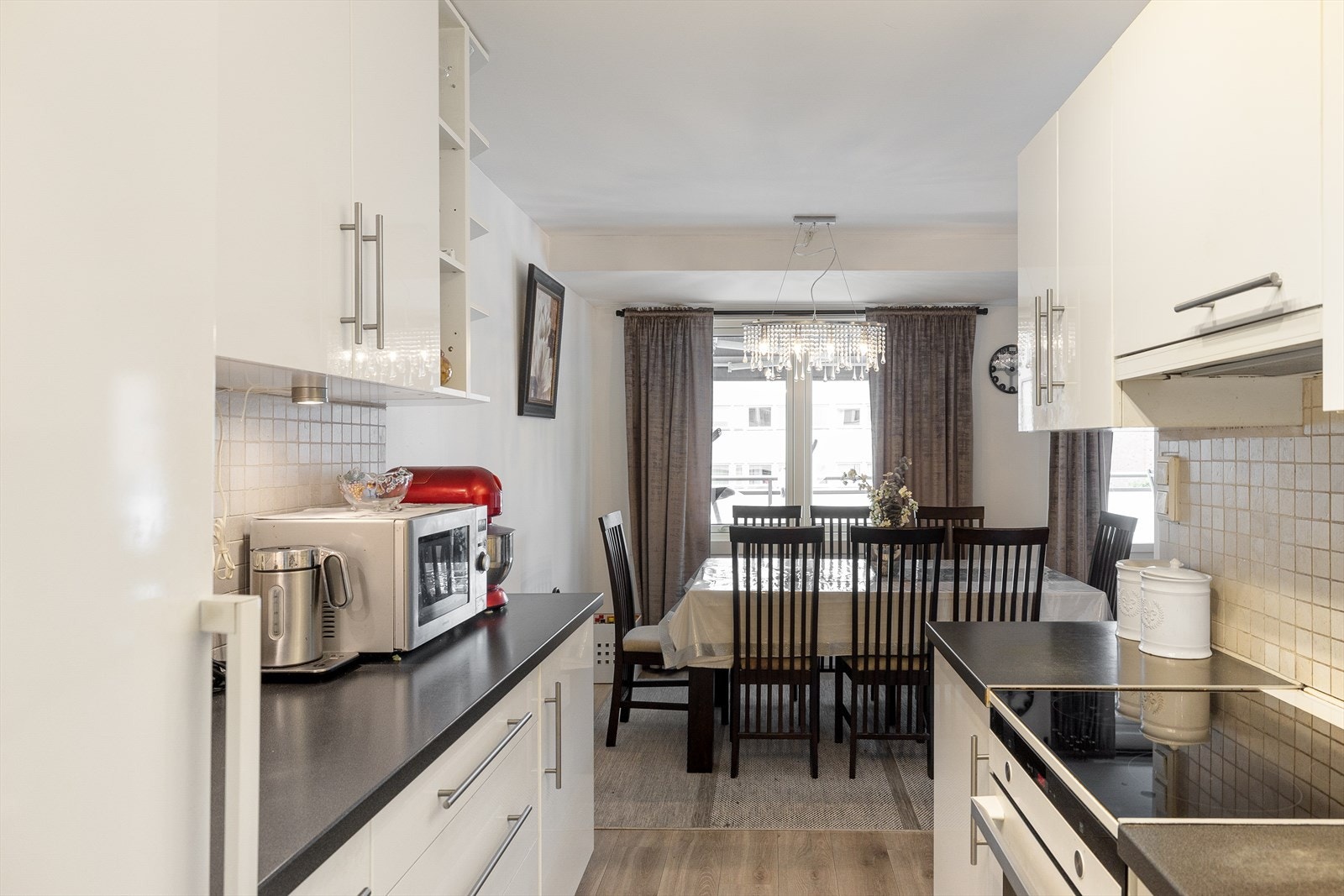 Kjøkkenet har et stilrent og pent design med gode benkeflater og rikelig med oppbevaringsplass. Galleribilde