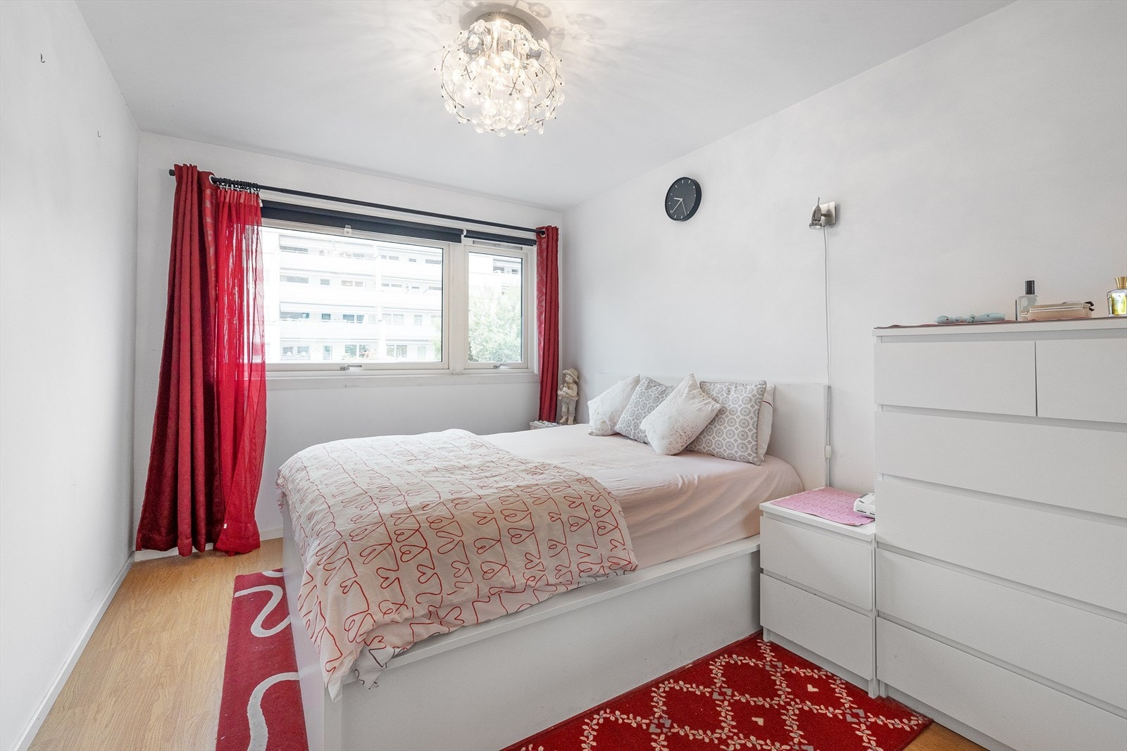 Soverommene har hvitmalte vegger og laminat på gulv. Galleribilde