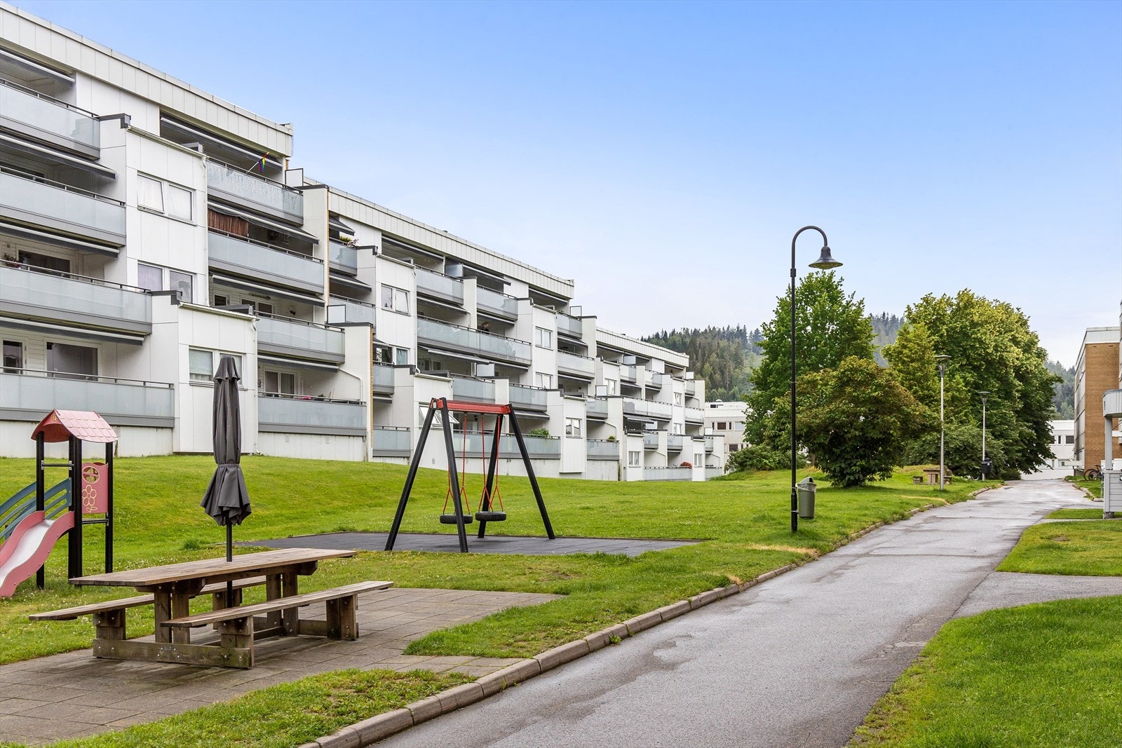 Leiligheten har en attraktiv og barnevennlig beliggenhet, med nærhet til barneskole, barnehager, fotballbane og matbutikk. Galleribilde