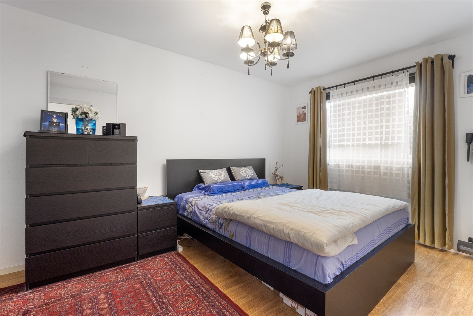 Det er hele fire pene soverom i leiligheten, og alle har store, østvendte vinduer som sørger for rikt, naturlig lysinnslipp. Galleribilde