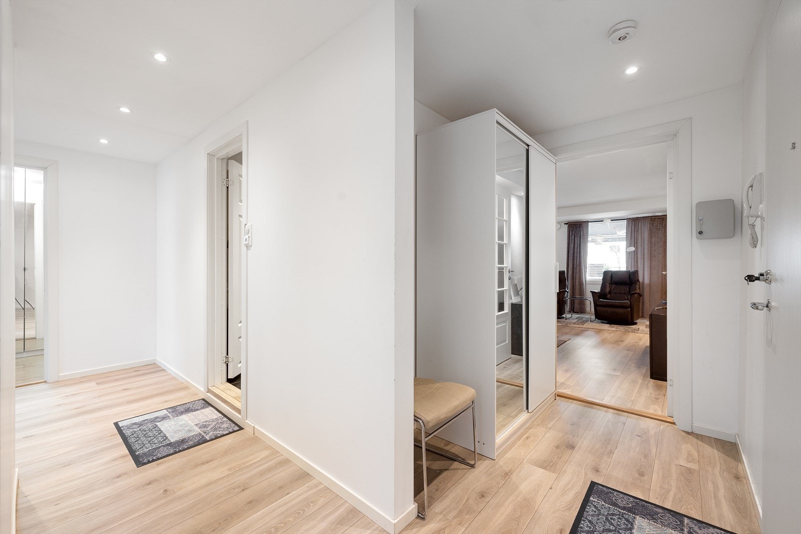 Boligens fire soverom er i tilknytning entré. Galleribilde