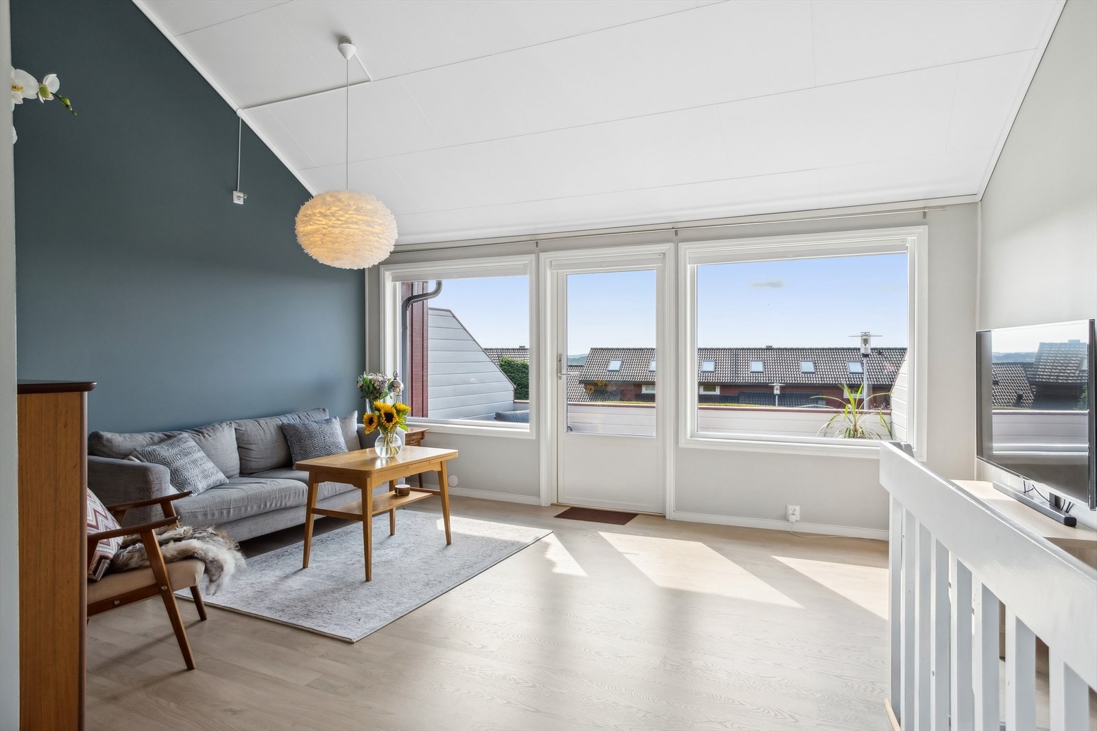 Herlig stue med høy takhimling og utsikt Galleribilde