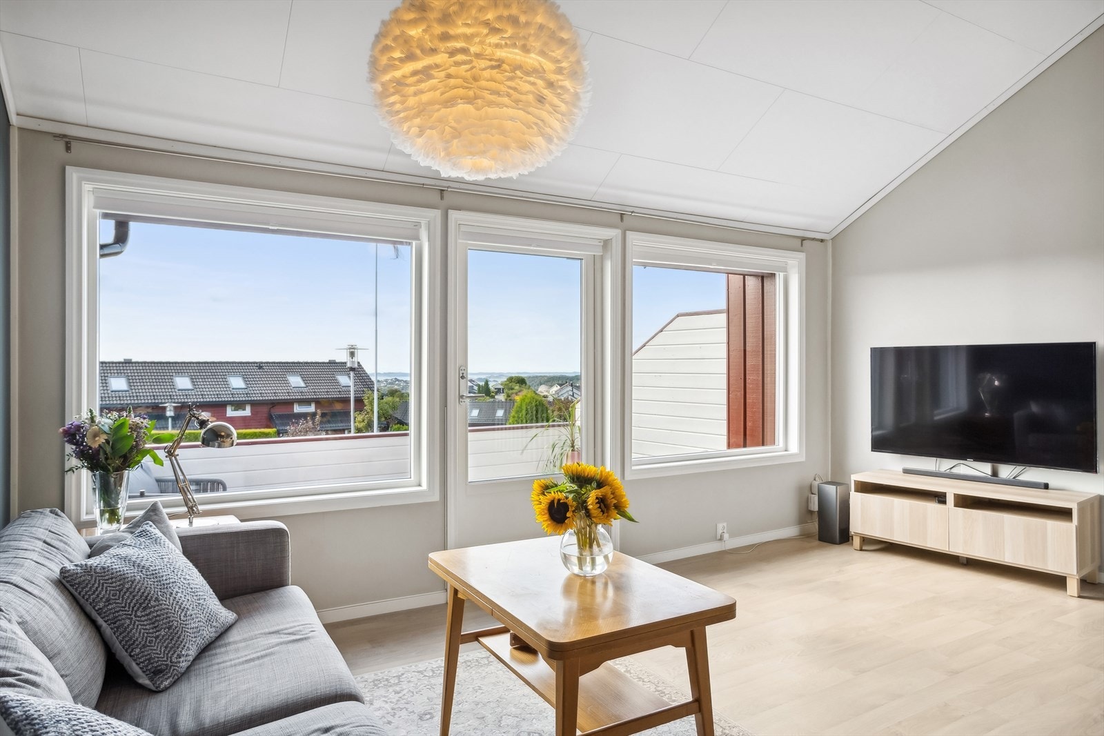 Flott stue med utgang til vestvendt og solrik altan Galleribilde