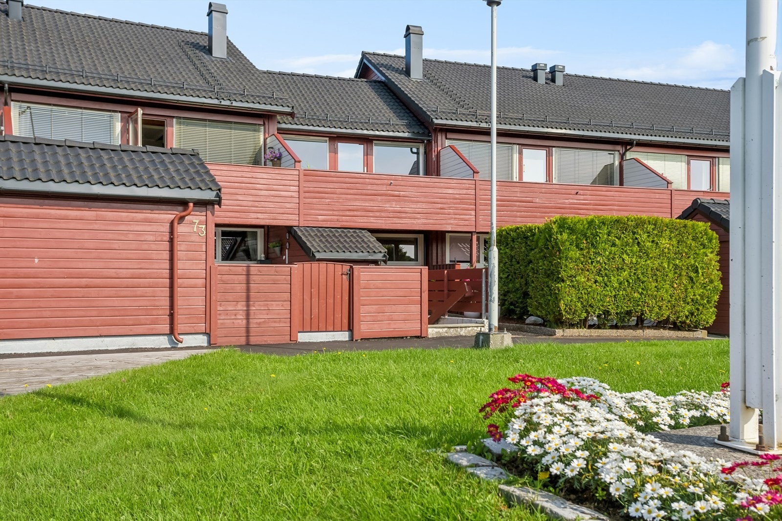 Rolig og fint inngangsparti - Praktisk nedgang til fast garasjeplass rett under bygget Galleribilde