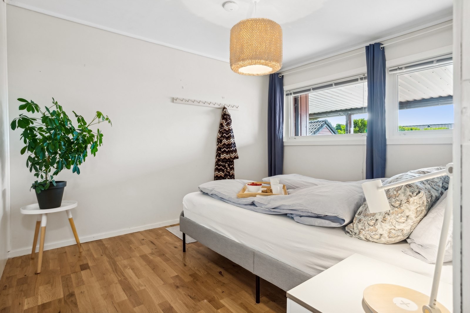 Romslig soverom med skyvedørsgarderobe Galleribilde