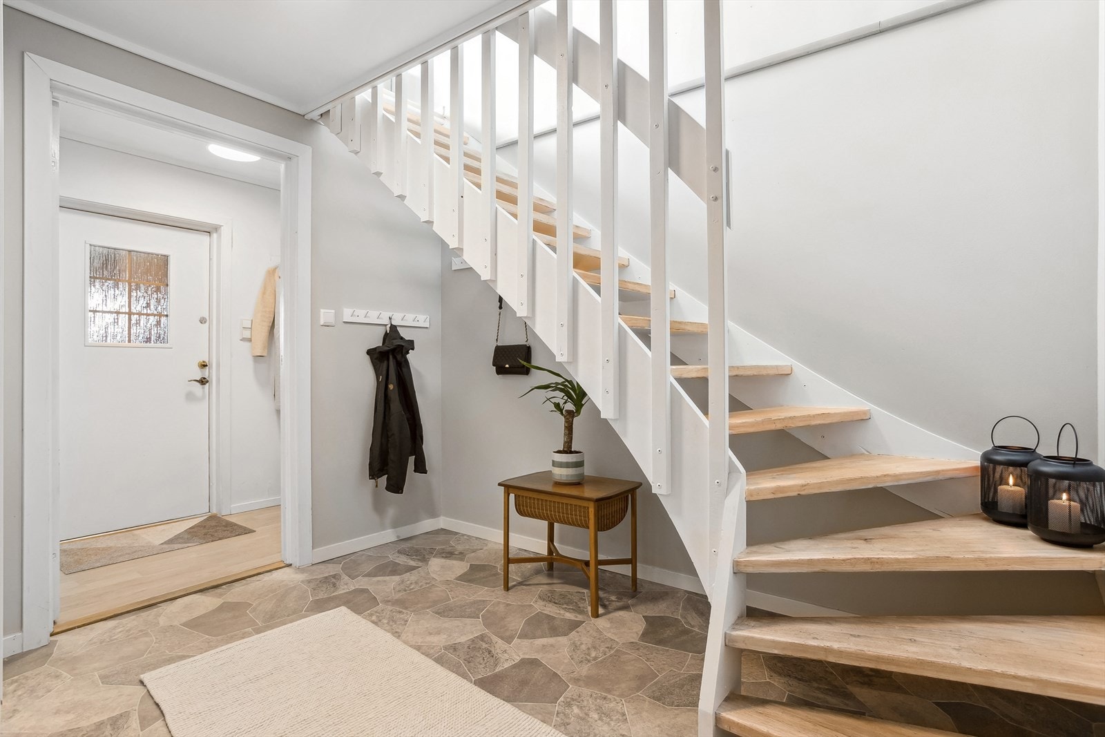 Velkommen inn: Vindfang og entre/hall Galleribilde