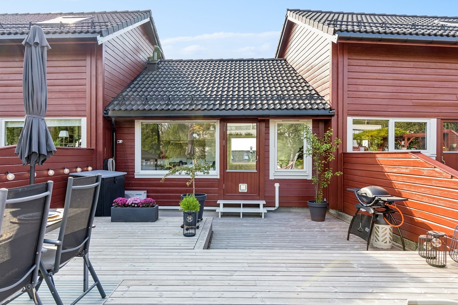 Stor og oppgradert terrasse på hele 57 kvm - Nydelig hage og uteplass - Solrikt! Galleribilde