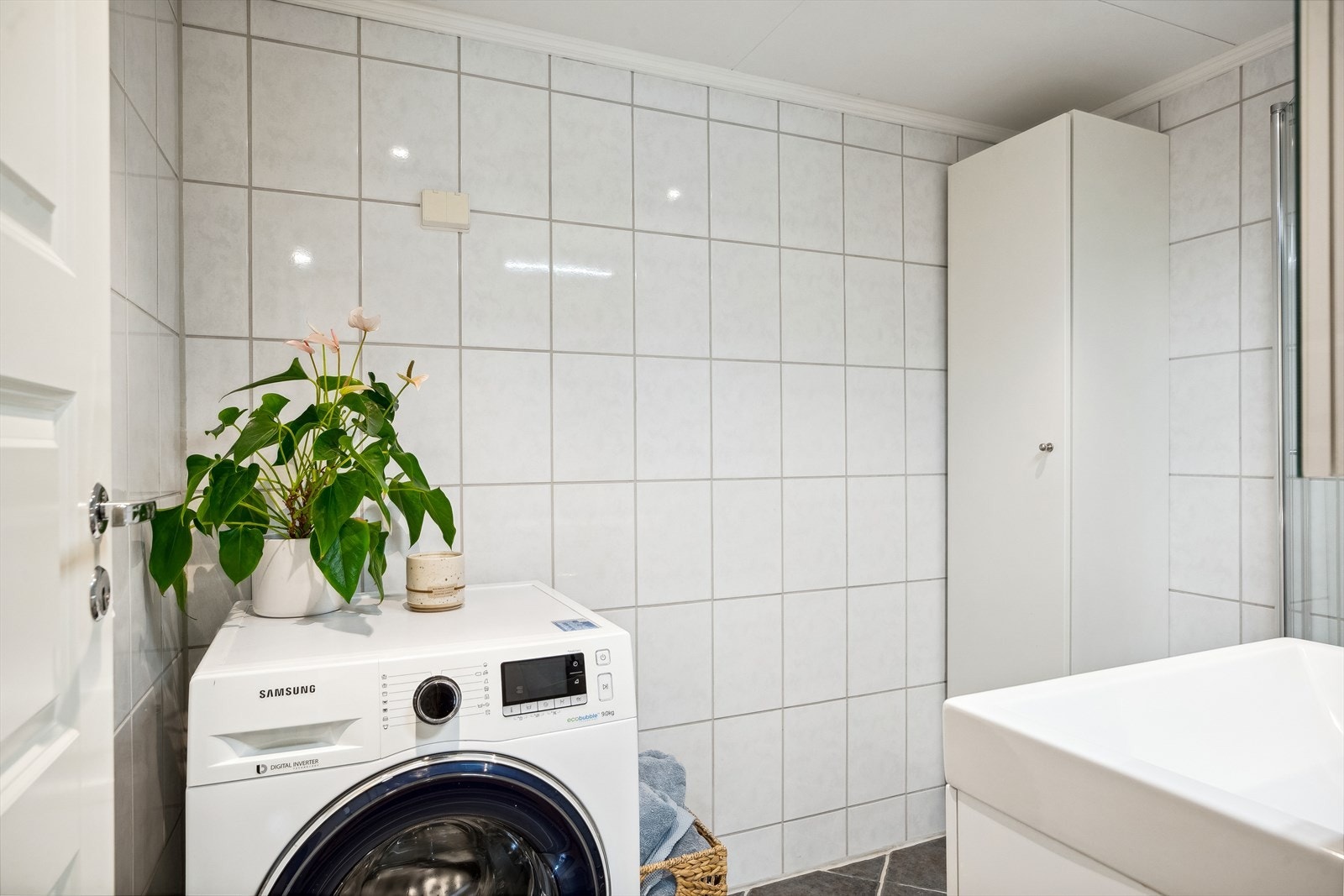 Baderomsinnredningen gir god plass til oppbevaring av håndklær og hygieneartikler. Galleribilde