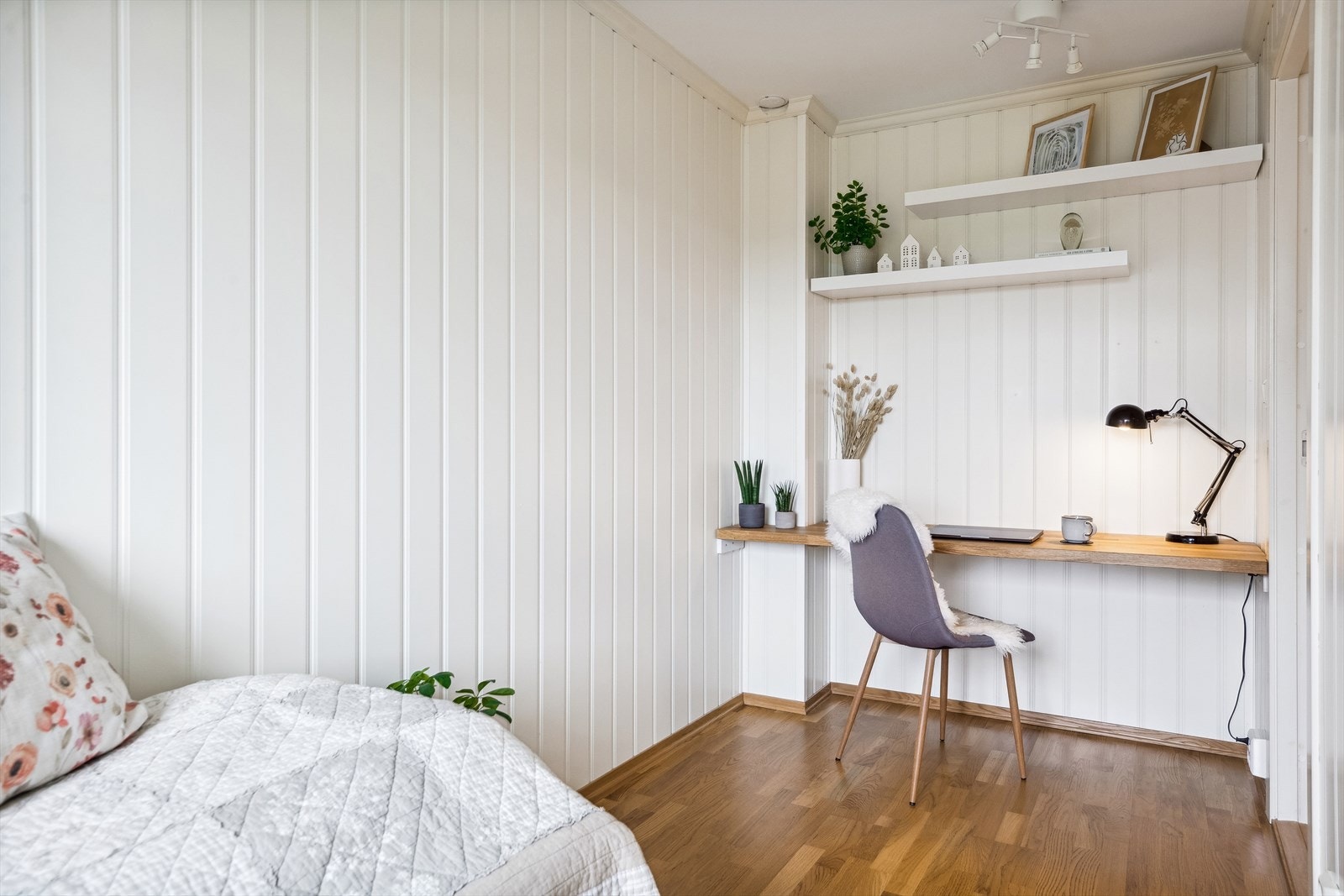 Det minste soverommet har en plassbygd kontorpult med tilhørende hyller. Galleribilde