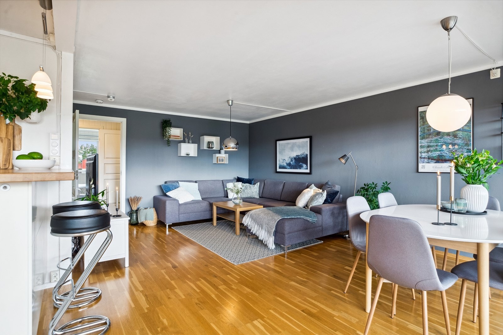Sammen med kjøkkenet danner stuen et åpent og romslig allrom, som innbyr til hygge fra tidlig morgen til sent på kveld. Galleribilde