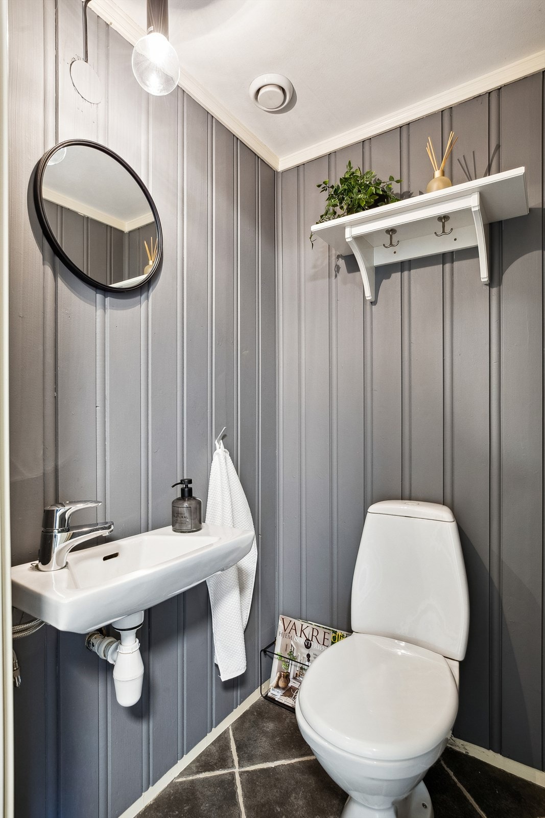 Vegg i vegg med badet har leiligheten et separat wc-rom med flislagt gulv. Galleribilde