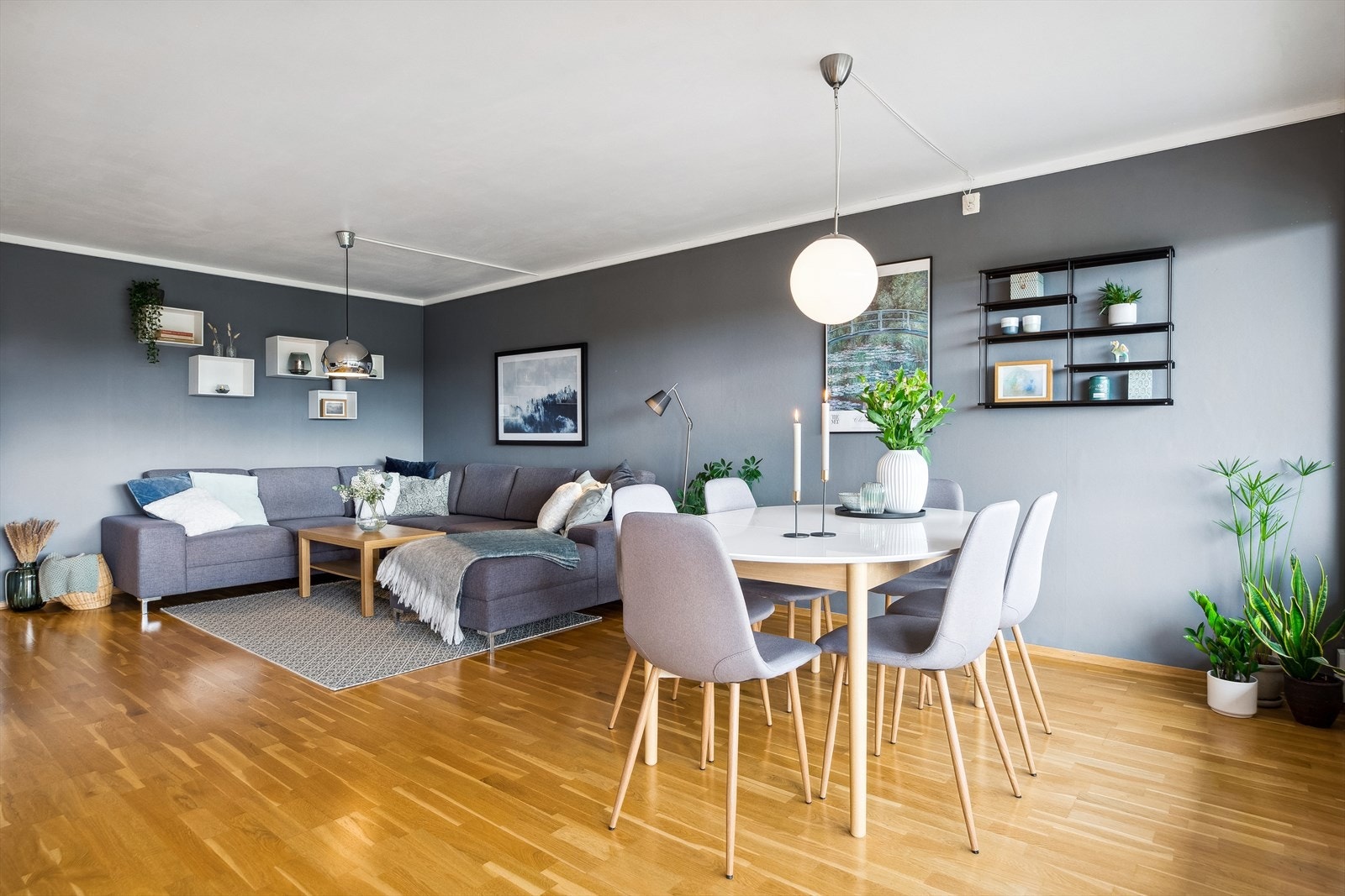 Her er det god plass til en stor sofagruppe og et eget spisebord utenfor kjøkkenet. Galleribilde