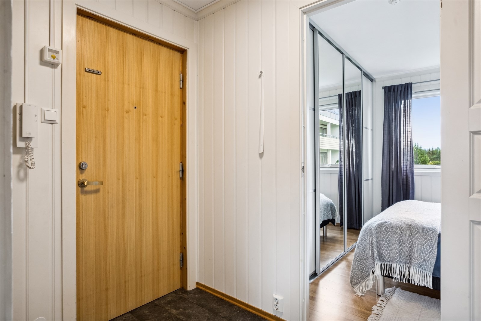 Ved inngangsdøren er det installert en dørtelefon. Galleribilde