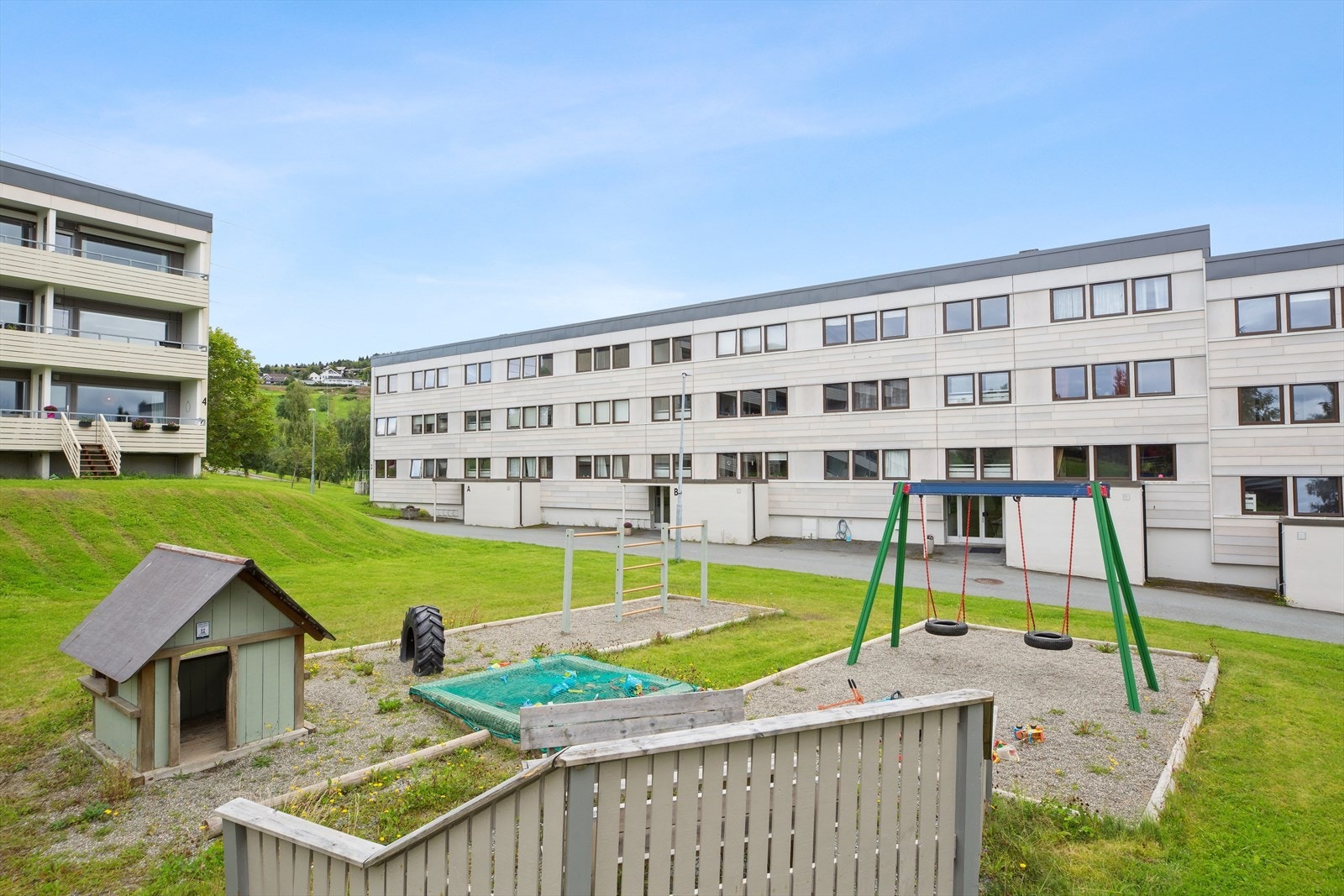 Fellesområdet har lekeplass og store grøntarealer til barnas glede. Galleribilde
