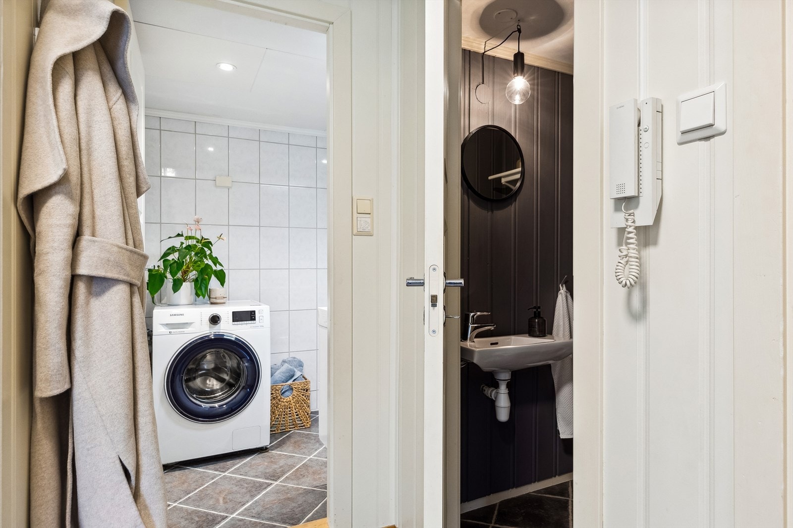 Badet har dusjhjørne, downlights og opplegg for vaskemaskin. Galleribilde