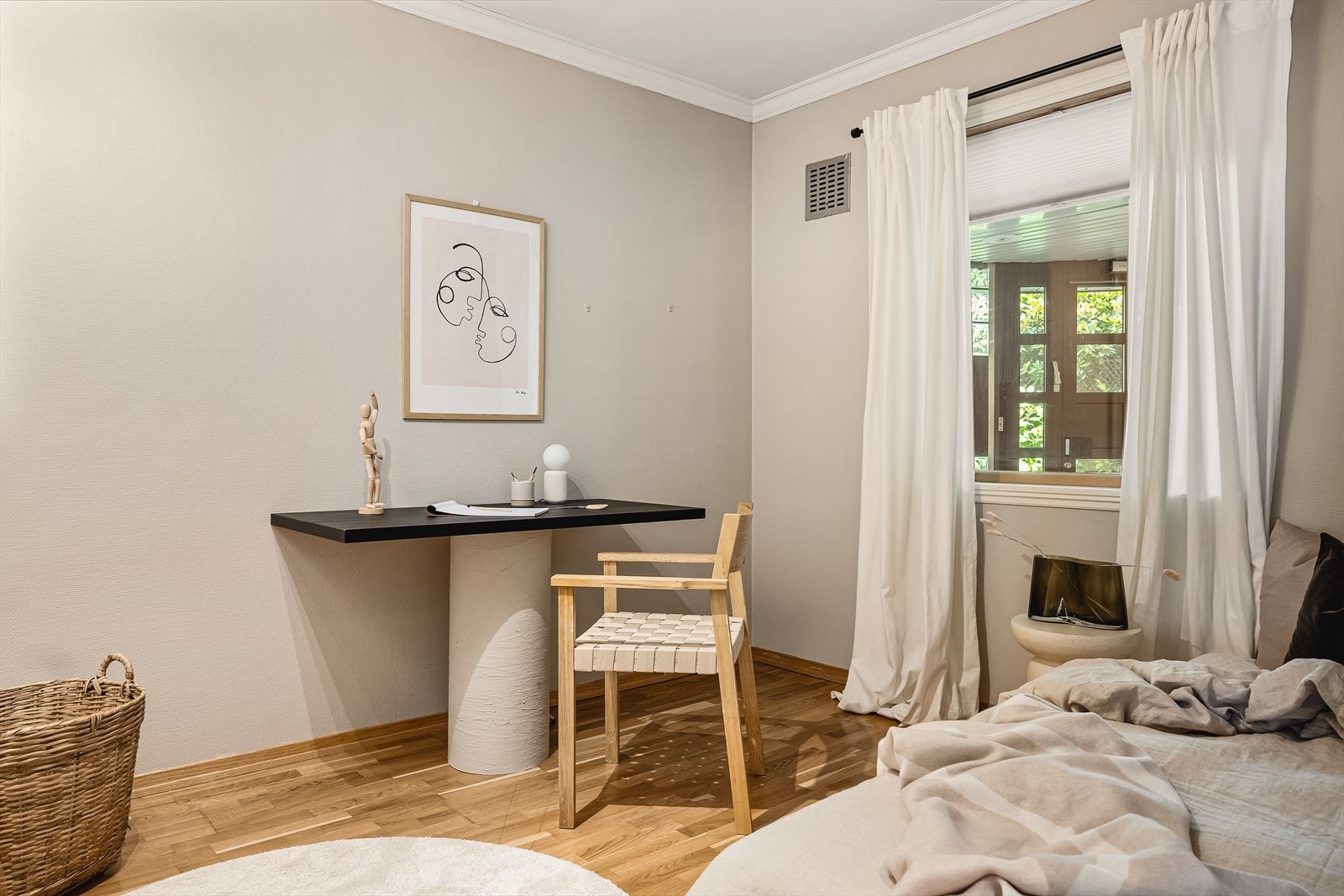 Soverommene er malt i en tidsriktig fargekombinasjon som komplimenteres av det naturlige lysinnslippet. Galleribilde