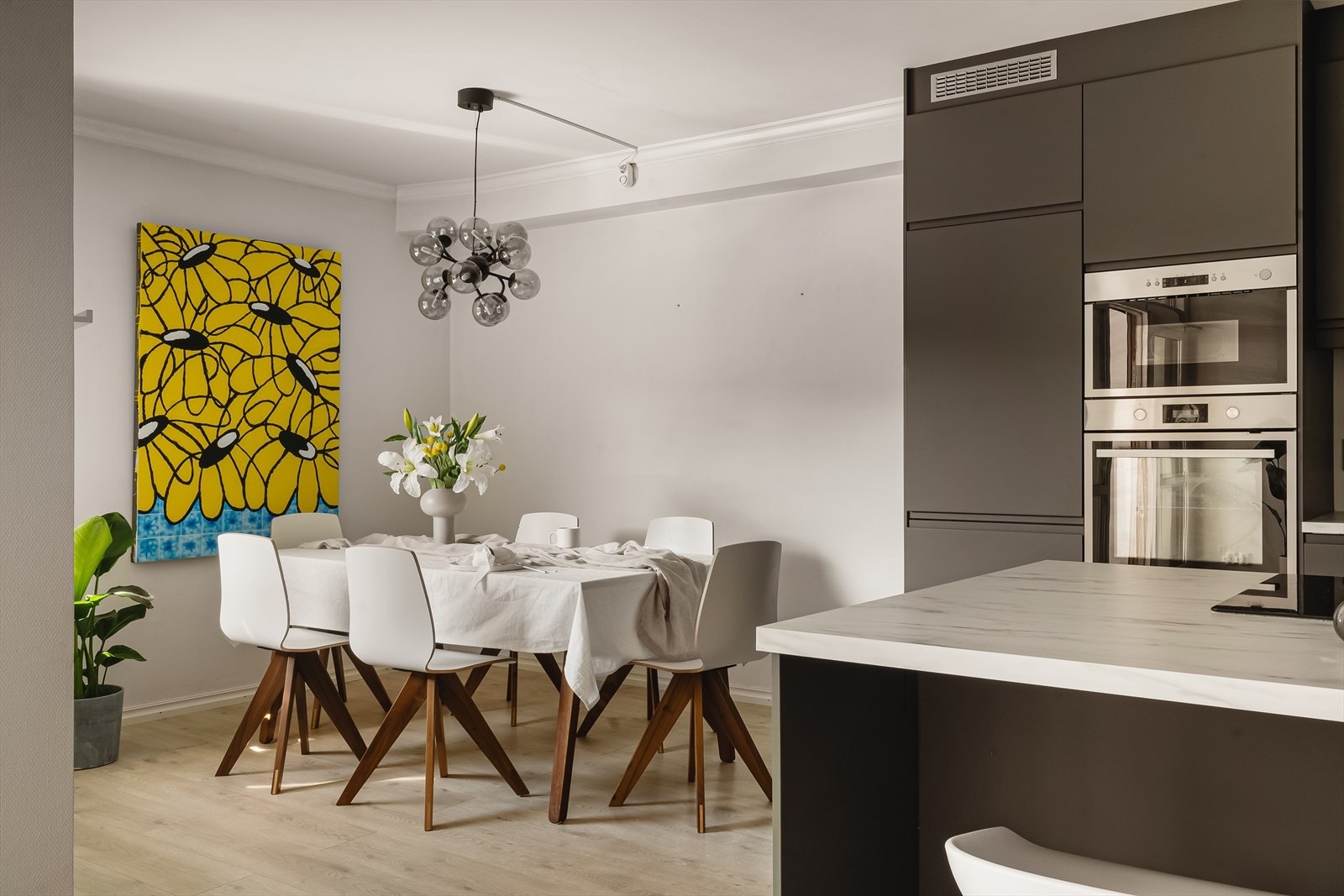 Det ble lagt opp to nye sikringer i forbindelse med oppgradering av kjøkkeninnredning samt montert spotter i himling ved kjøkkenet i 2022. Galleribilde