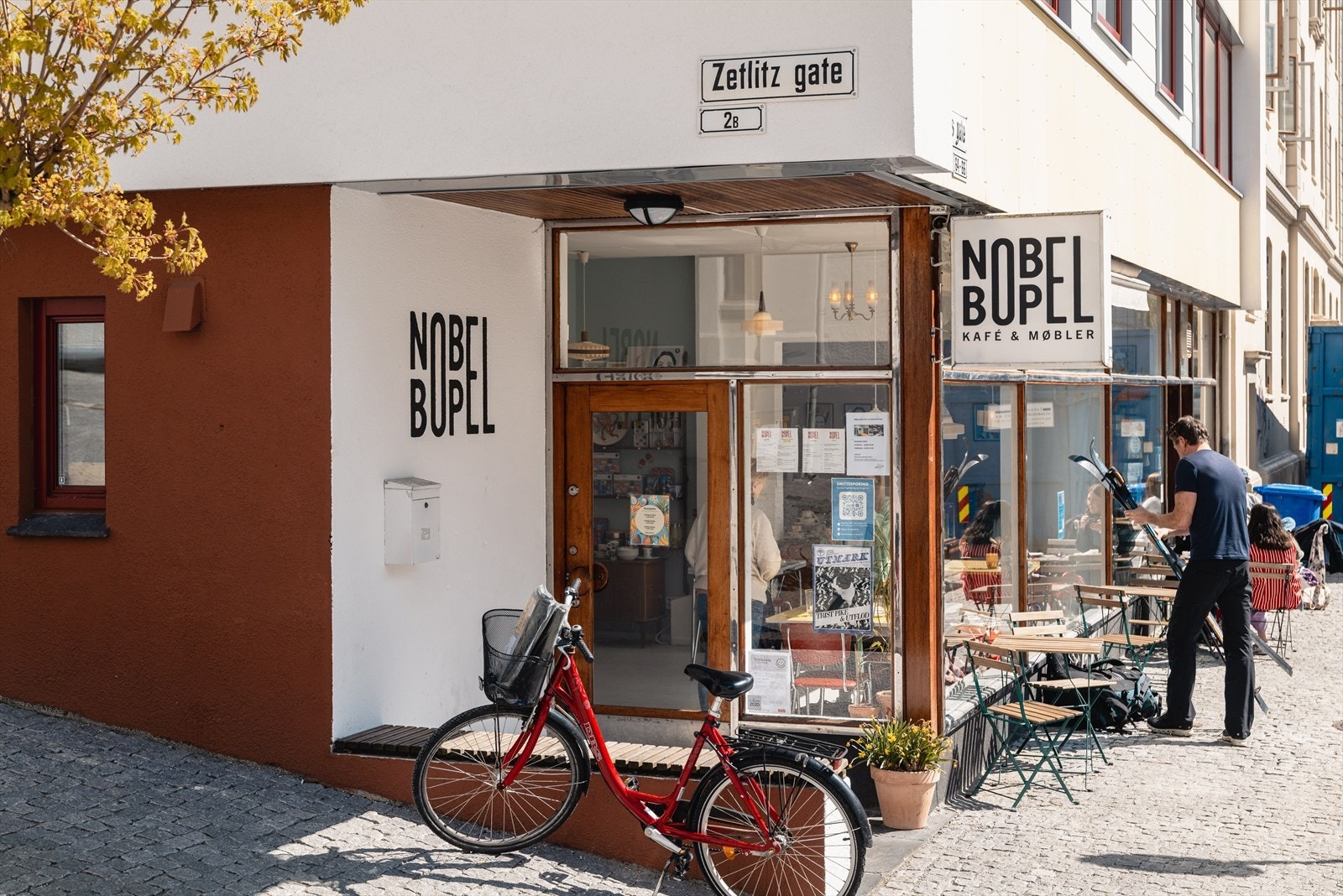 En kort spasertur fra leiligheten venter kafeer, dagligvarebutikker, studiesteder, bussholdeplasser og parkområder. Galleribilde