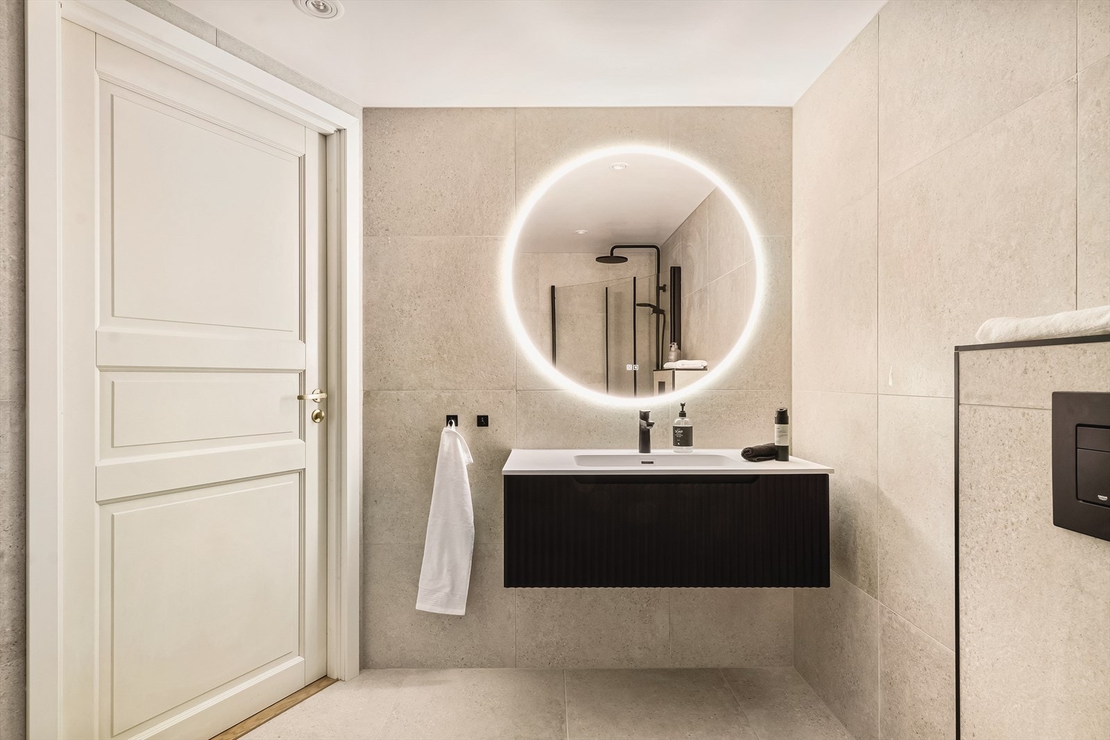 Badet er selvsagt helfliset og for ekstra komfort er det spotter i himling og varmekabler i gulv. Galleribilde