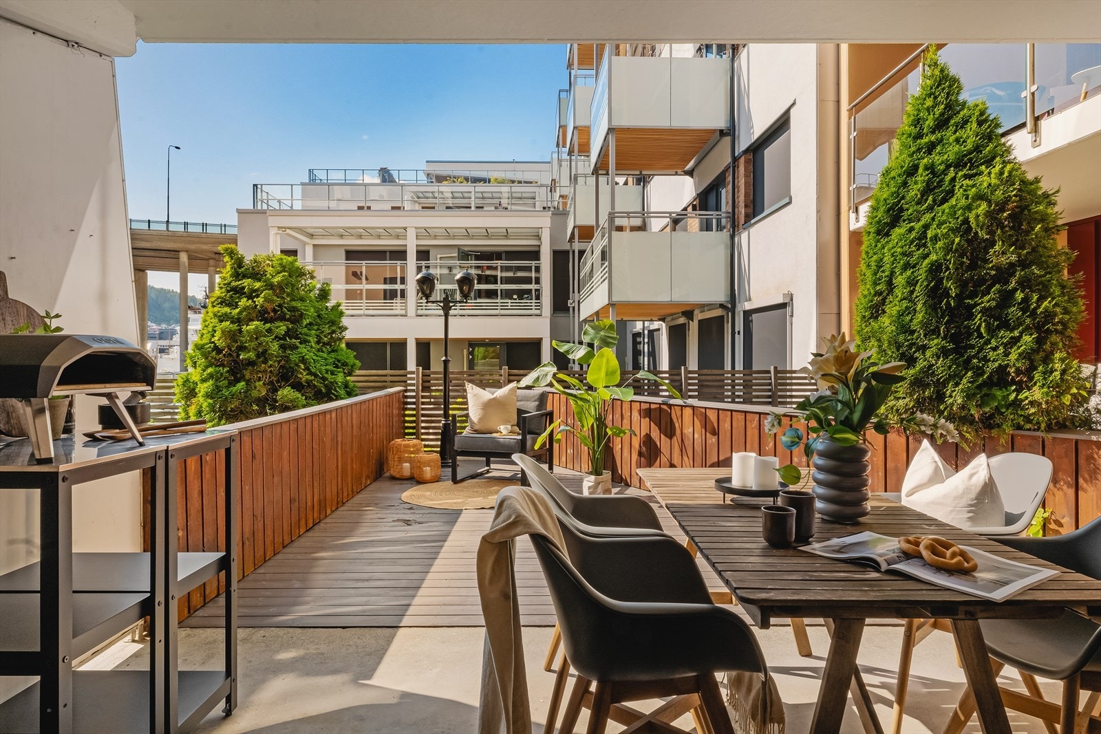 Dette er en lekker og stilren leilighet med en gjennomgående god standard og en supersentral beliggenhet på Møhlenpris. Leiligheten har gangavstand til sentrum, umiddelbar nærhet til bystrand og flotte turområder. Galleribilde