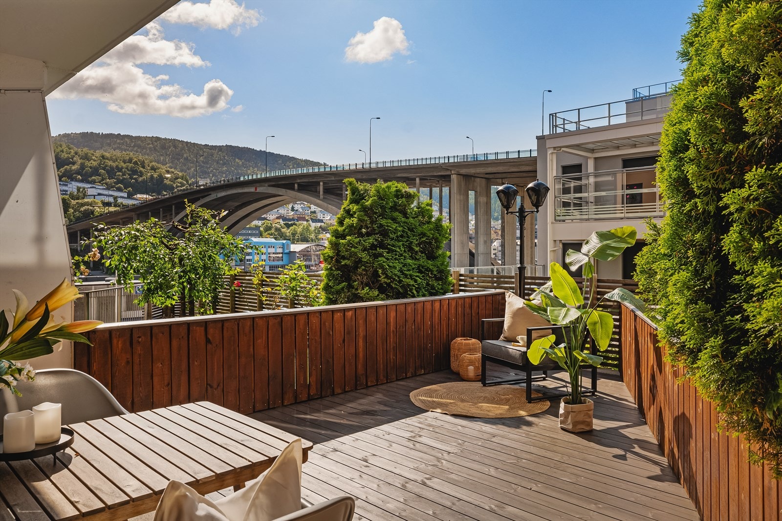 Fra stuen er det utgang til en lun balkong målt til 23 kvm. Galleribilde