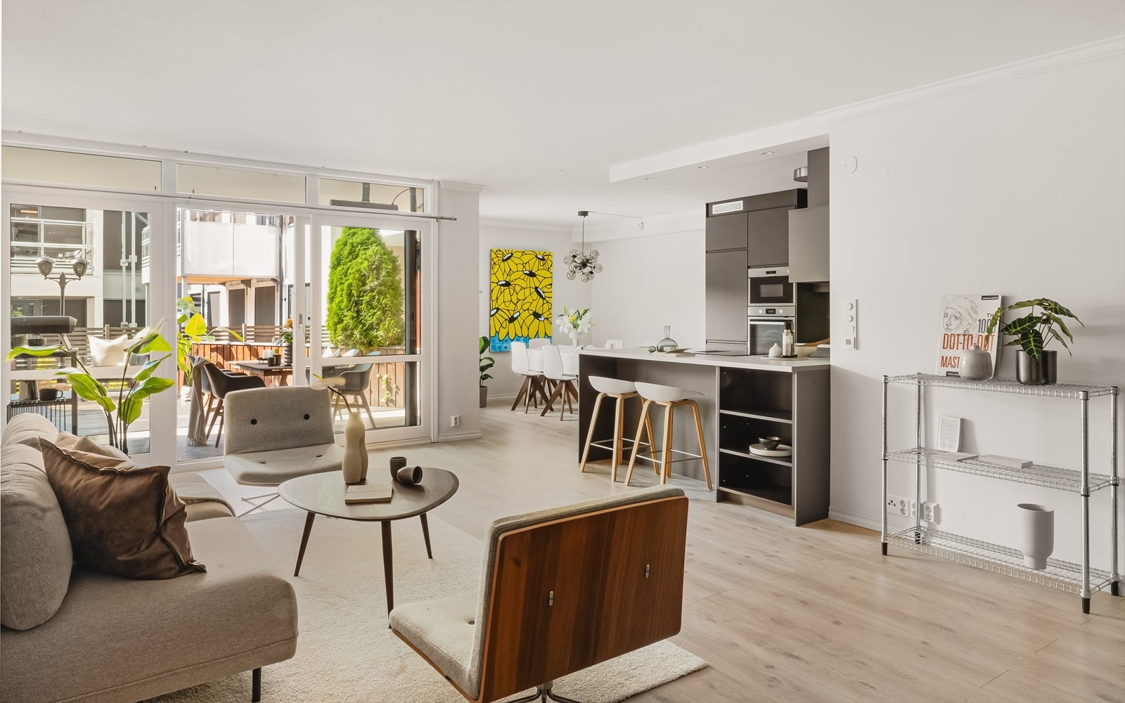 Videre har stuen og kjøkkenet åpen løsning som gjør det enkelt å møblere, blant annet med sofa- og spisegruppe. Galleribilde