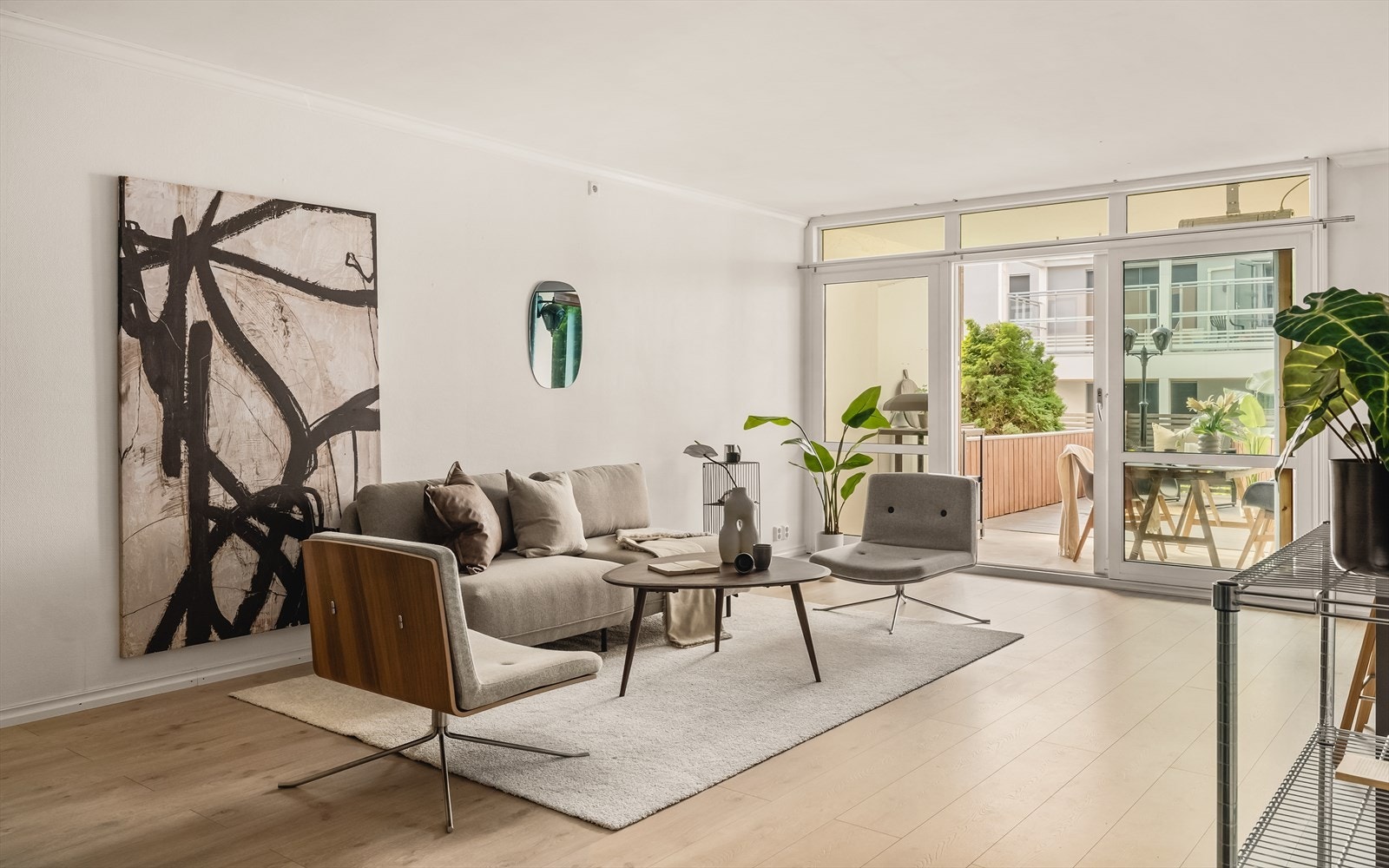 Vi beveger oss videre til hjertet av boligen, nemlig stuen og kjøkkenet. Her blir vi møtt av store vindusflater som sørger for rikelig med lysinnslipp. Galleribilde