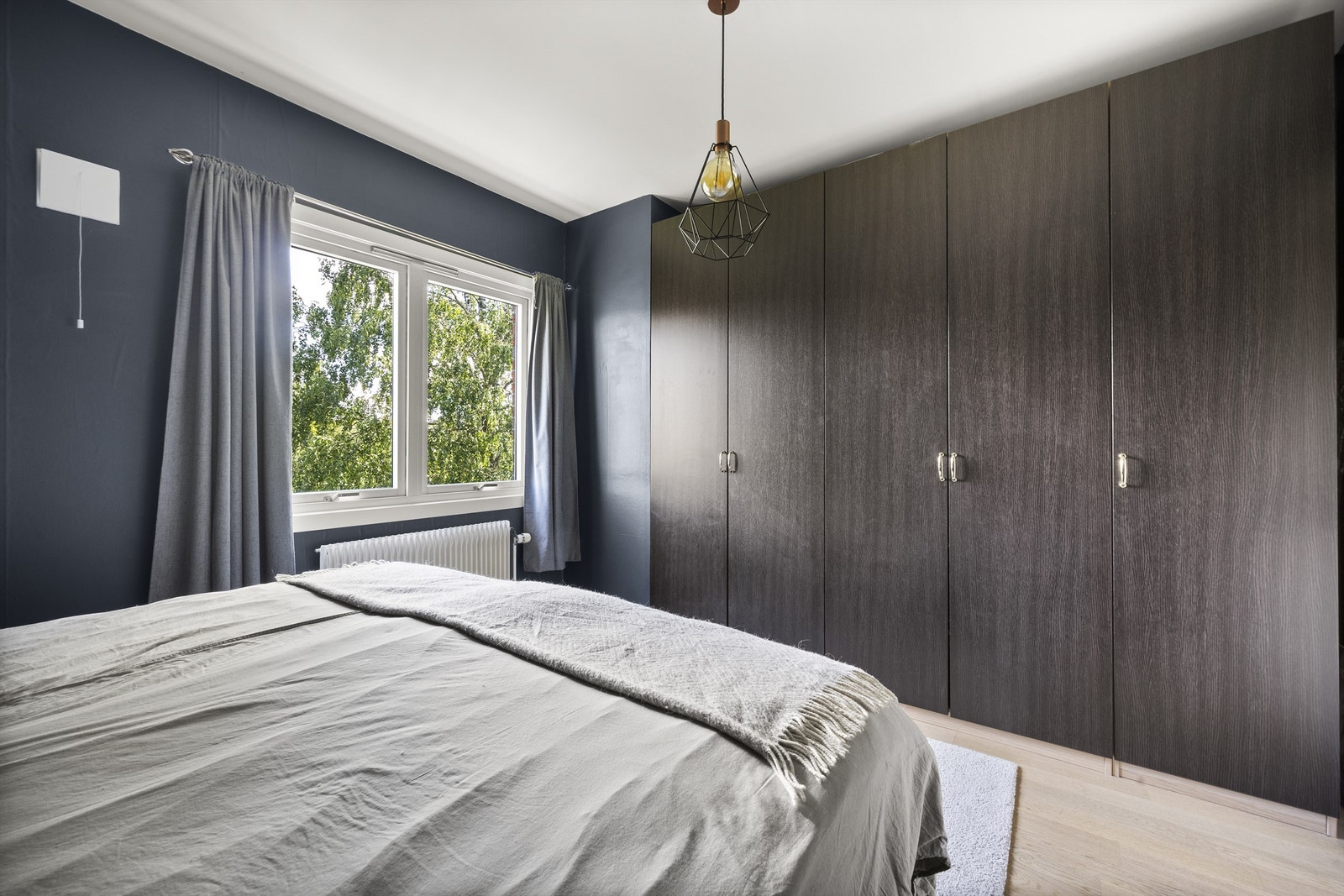 God plass til oppbevaring i stort garderobeskap. Galleribilde