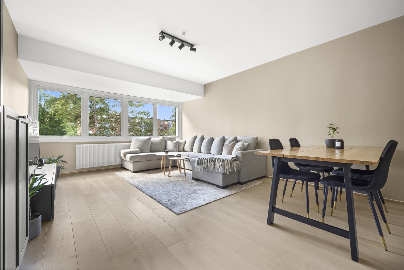 Stuen er av god størrelse og kan enkelt innredes med sofagruppe samt spisebord. Galleribilde