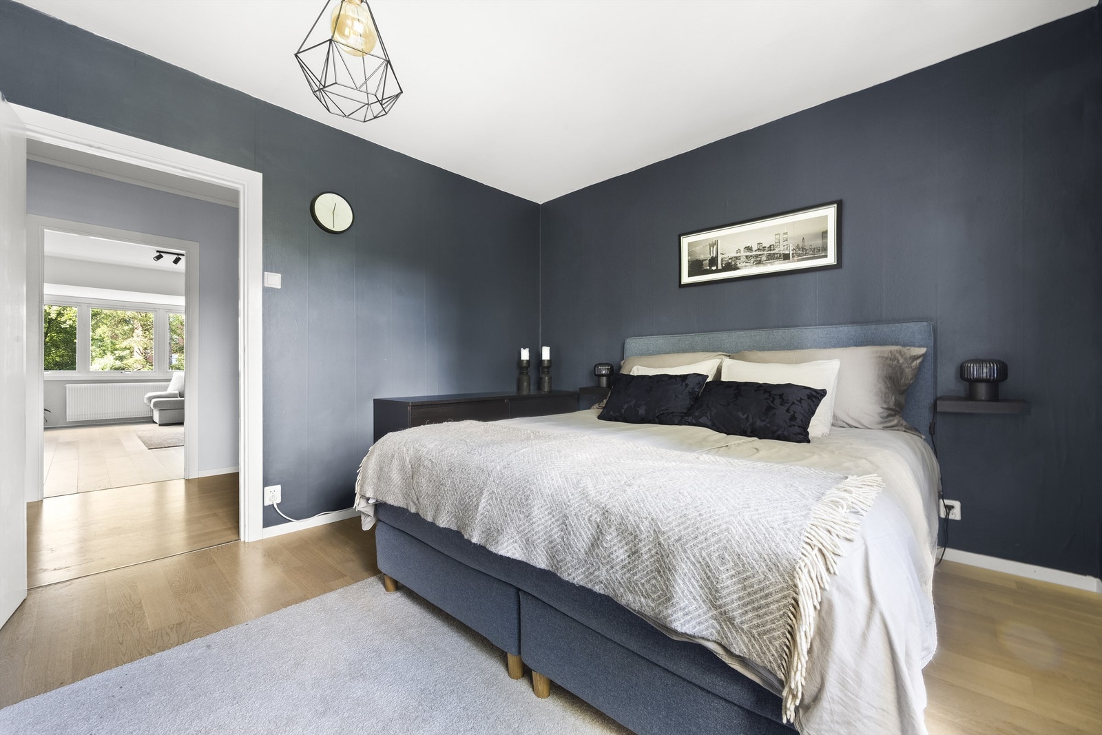 Rommet er holdt i lune og behagelige nyanser - perfekte for soverommet. Galleribilde