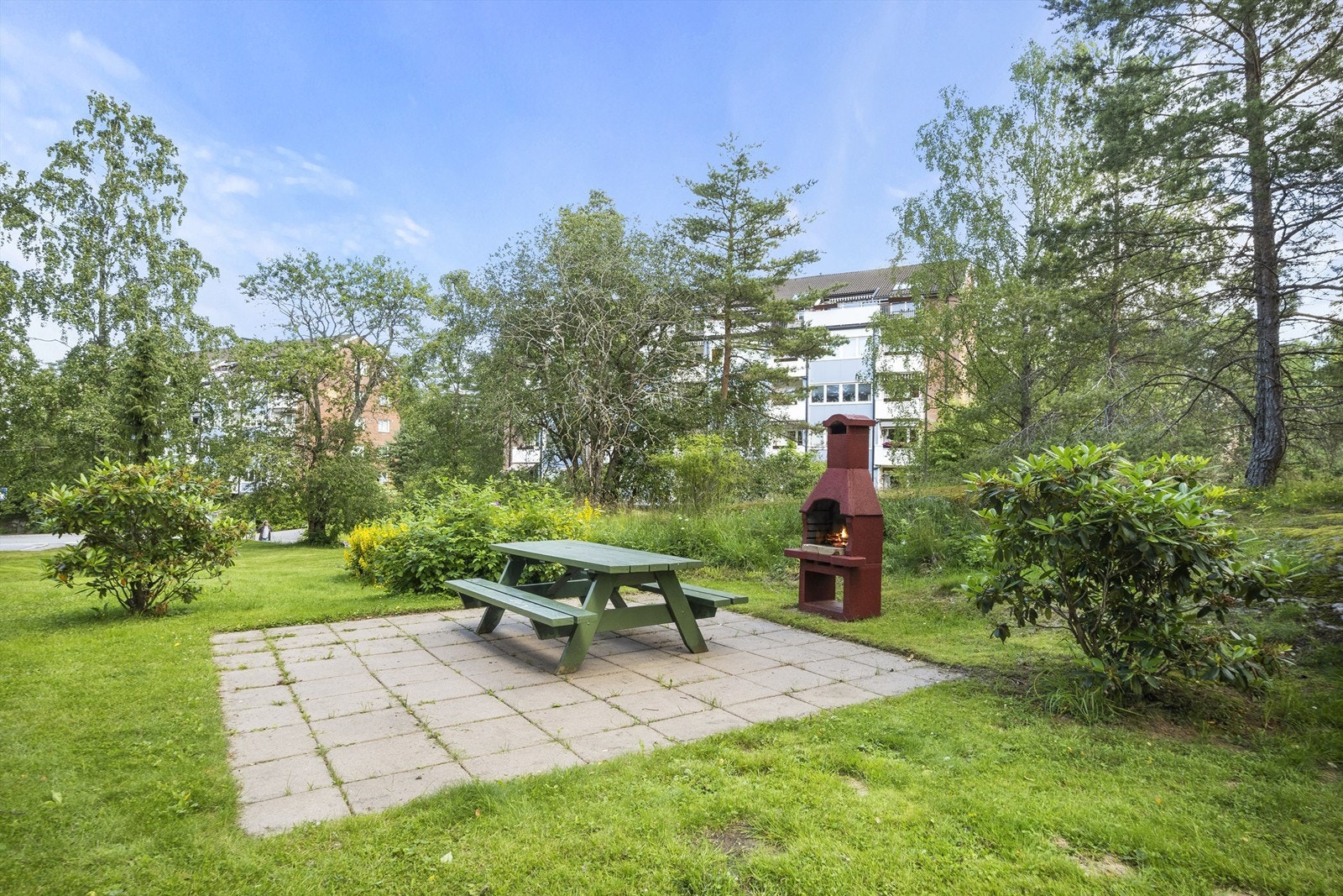 Tomten er pent opparbeidet med blant annet asfalterte adkomstveier/internveier, plenarealer, trær, prydbusker, diverse beplantning, sittegrupper og lekeplass. Galleribilde