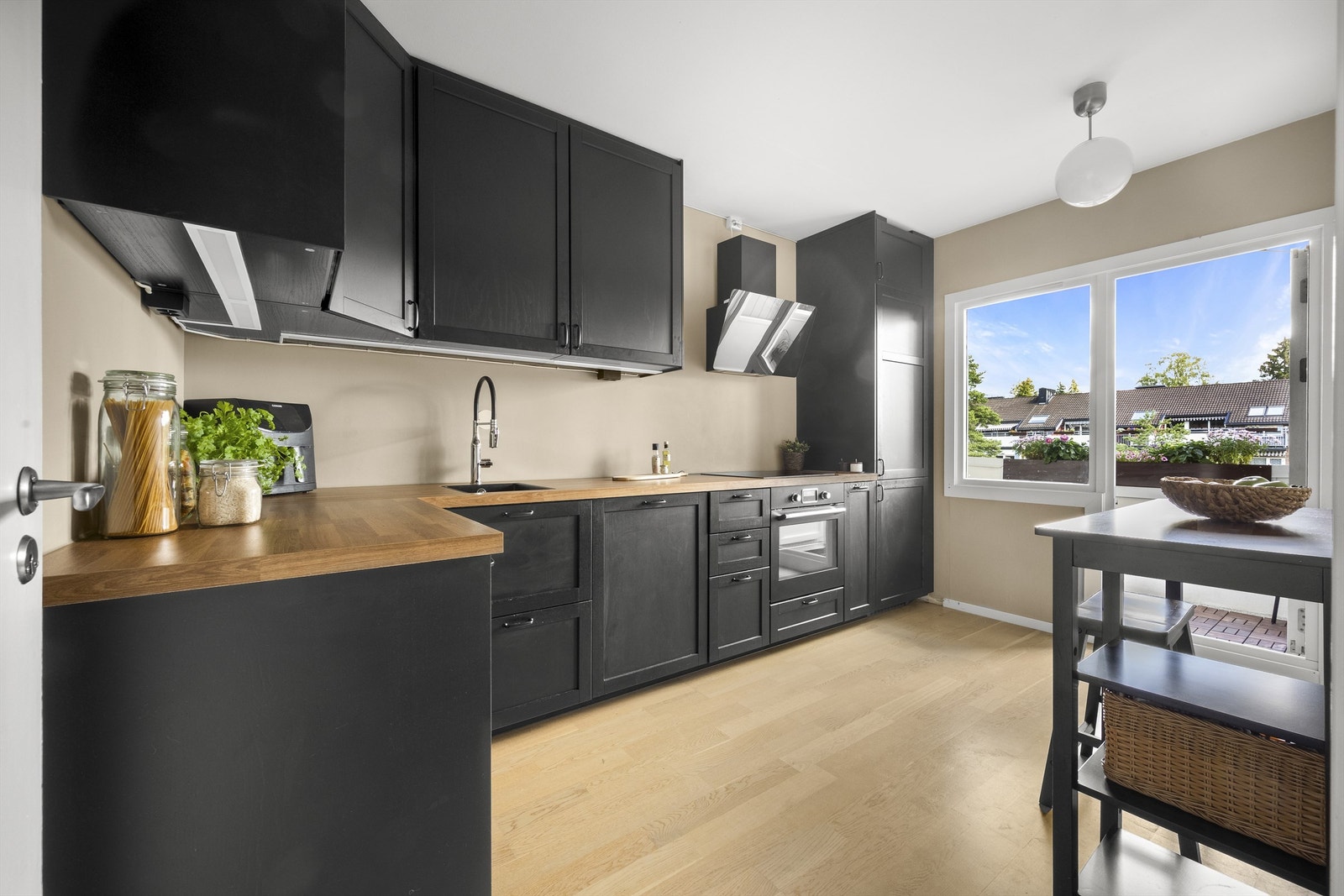 Kjøkkenet har nedsenket platetopp med komfyrvakt. Det er ventilator med belysning og kullfilter. Galleribilde