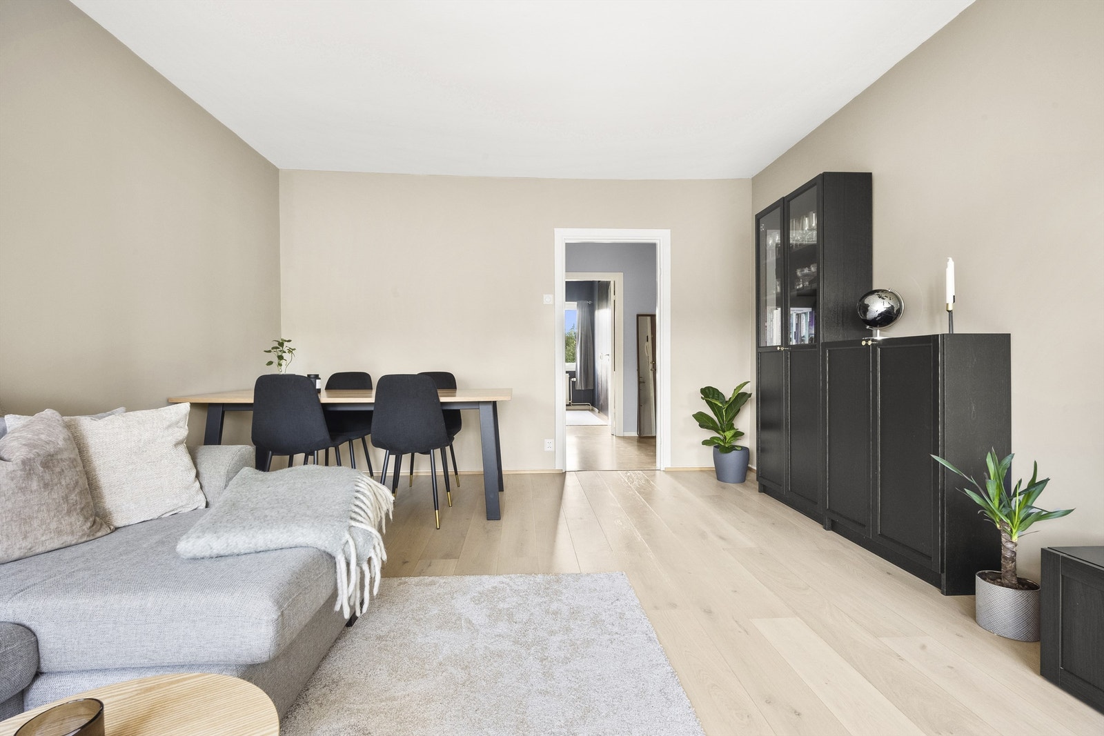 Stuen ble helsparklet og malt i 2023. Det ble også lagt nytt gulv i 2022. Galleribilde