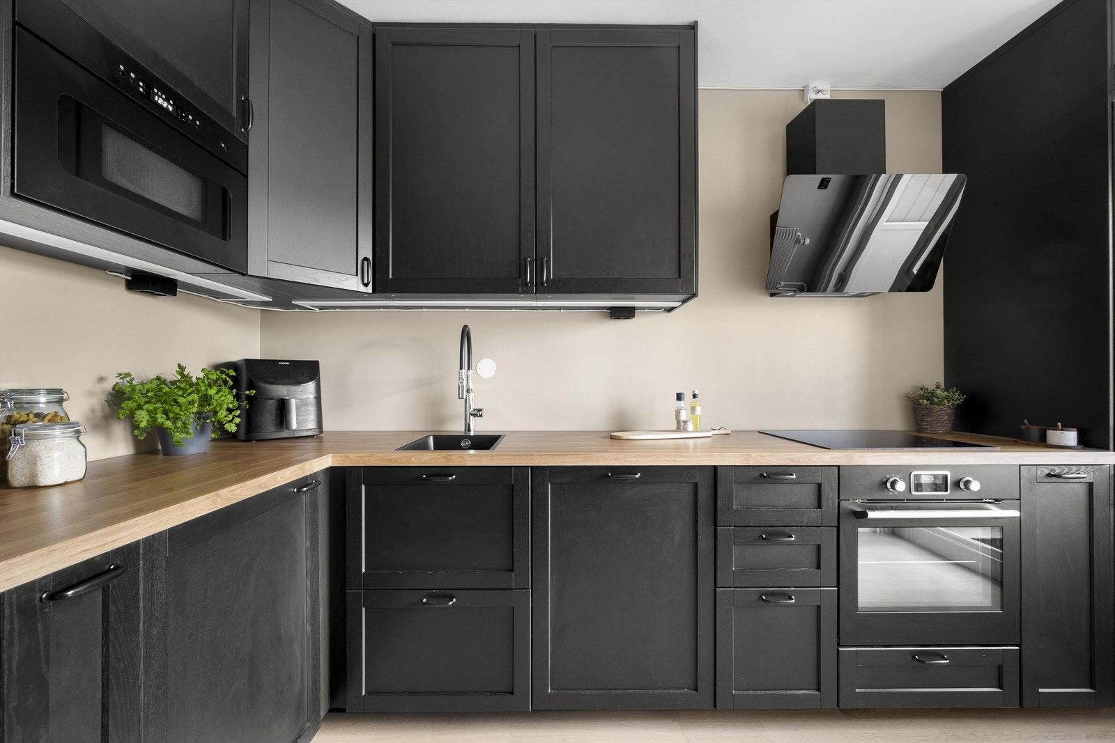 Det er rikelig med oppbevaringsplass i både skuffer og skap. Galleribilde