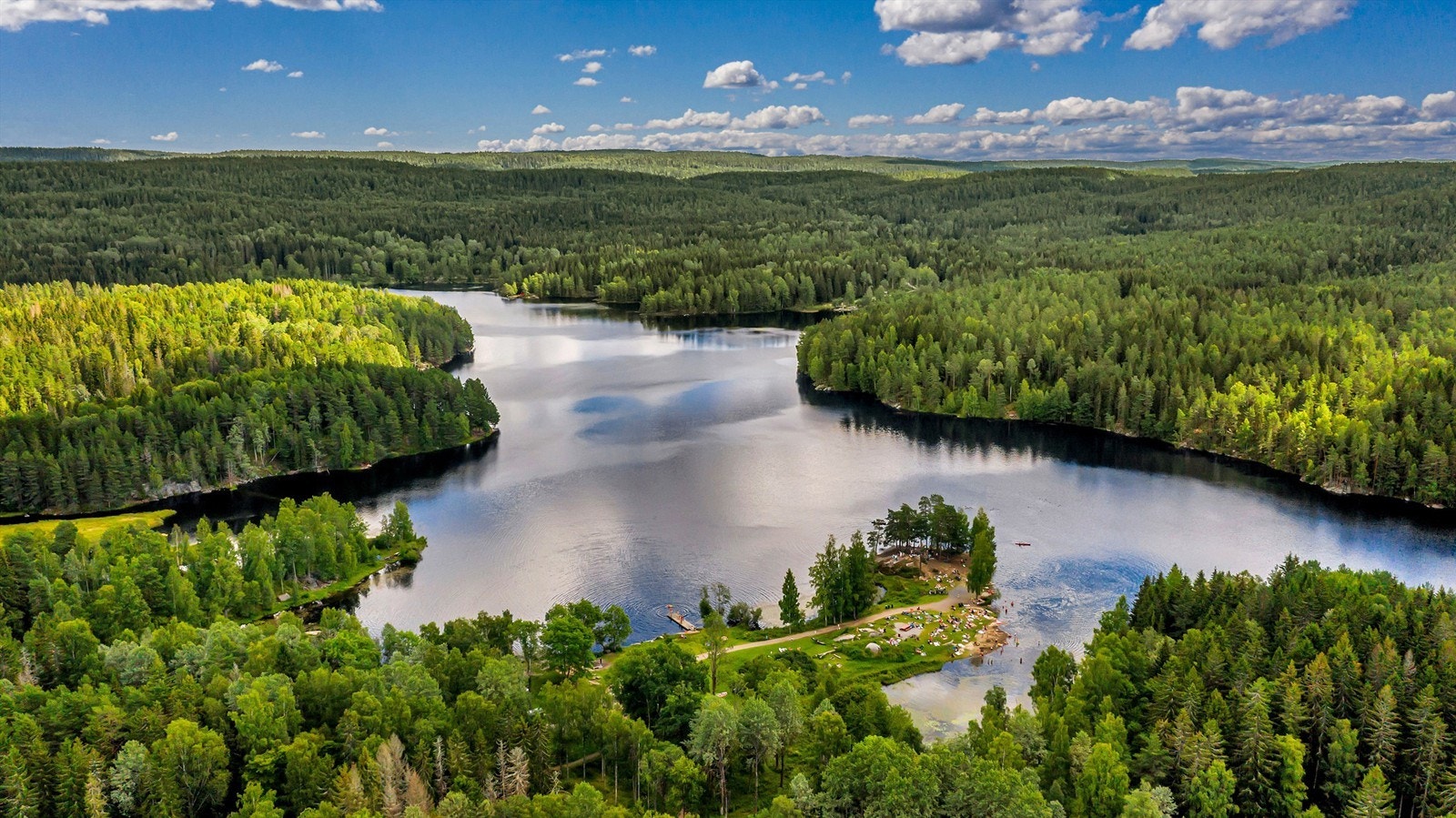 Nøklevann med flotte badeplasser og turstier. Galleribilde