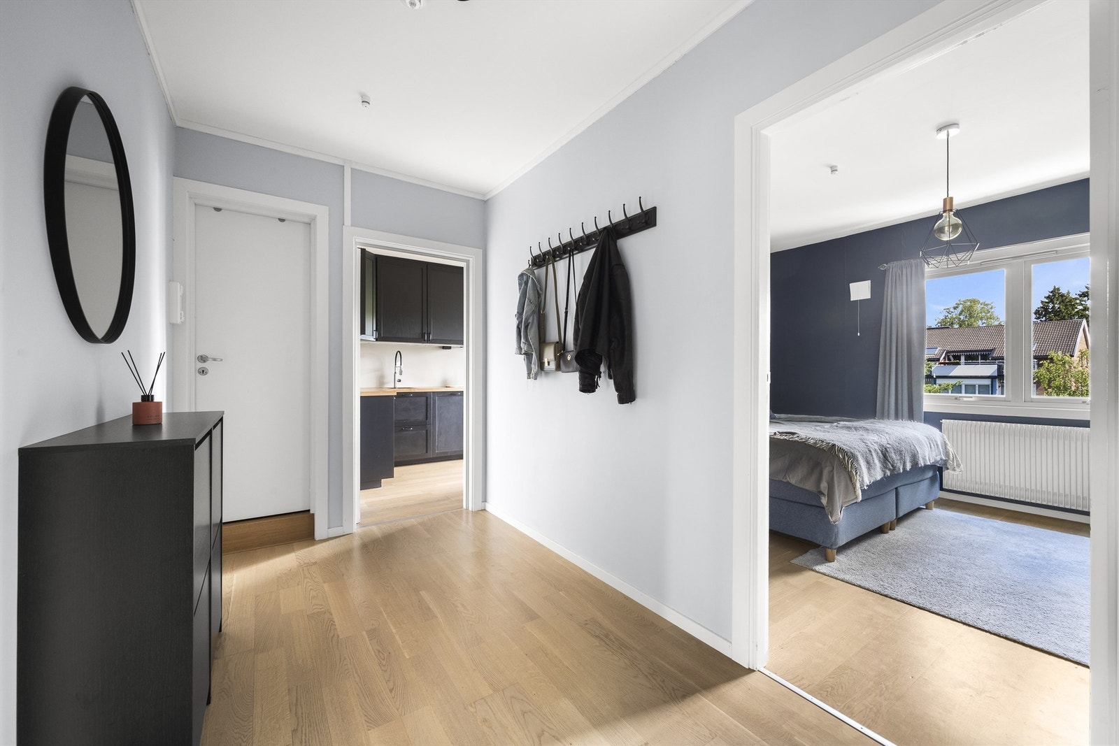 Her er det god plass til å henge fra seg yttertøyet og sette fra seg sko. Calling til ytterdør. Galleribilde