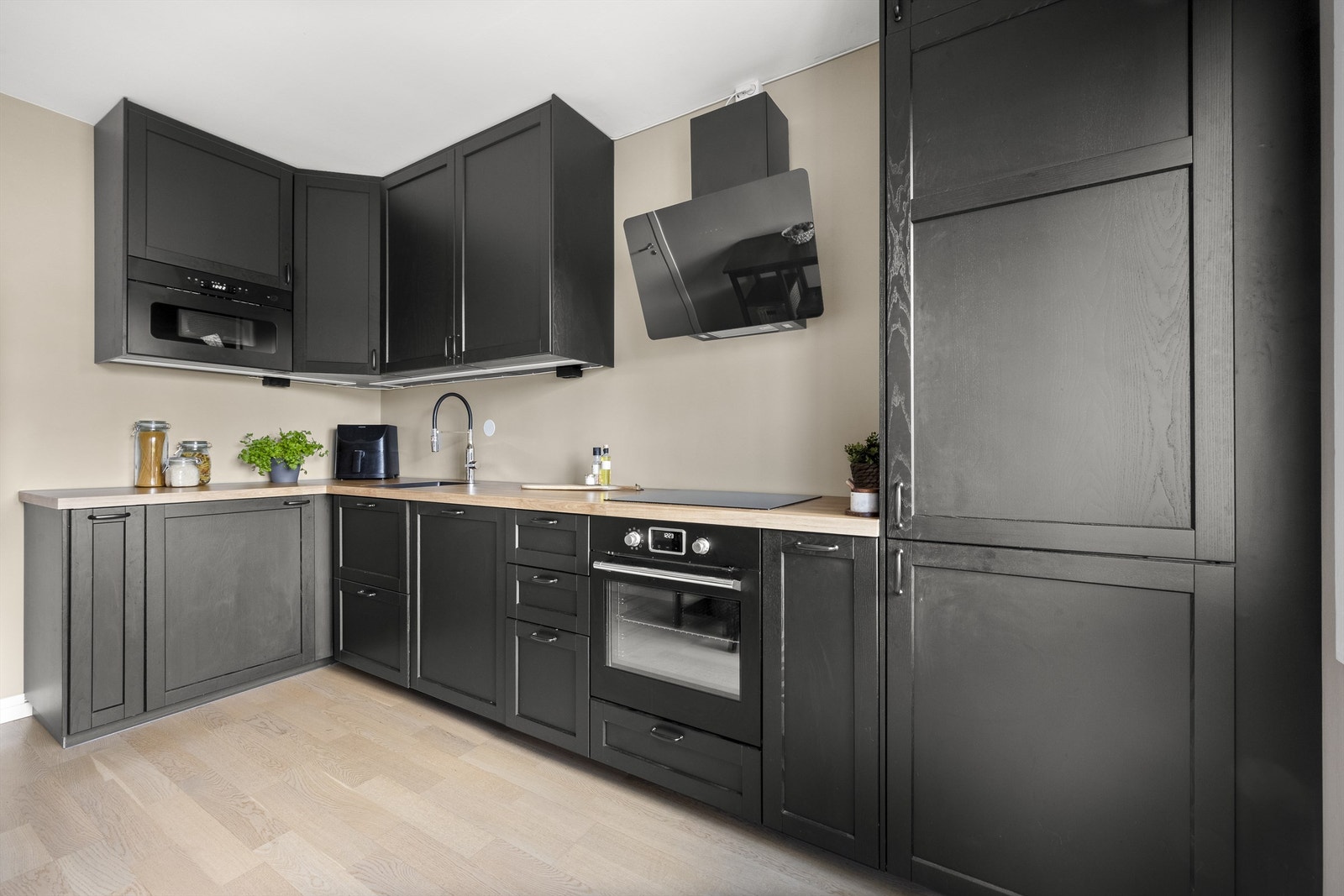 Delikat og moderne kjøkken fra IKEA, nytt i 2022 med sorte, profilerte fronter. Galleribilde