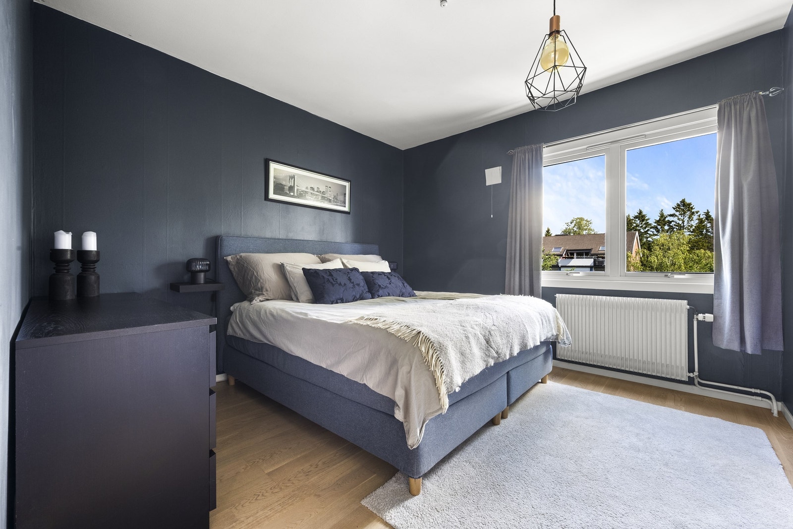 Soverommet er av god størrelse og kan enkelt innredes med dobbeltseng og tilhørende nattbord. Galleribilde