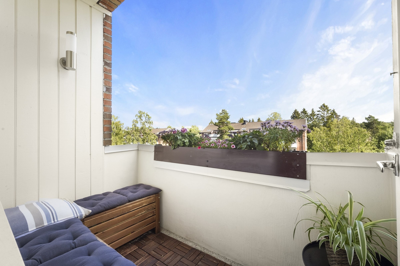 Fra kjøkkenet er det utgang til leilighetens herlige balkong på ca. 3 kvm med morgensol. Galleribilde